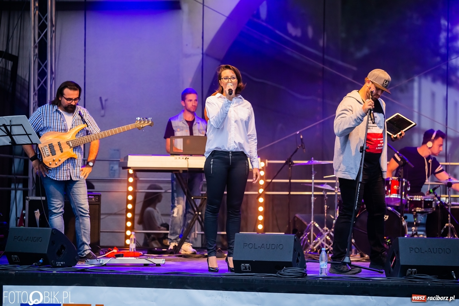 Zdjęcie w galerii na portalu naszraciborz.pl: Dni Raciborza. Bałkańskie rytmy i country na Rynku wiadomości z regionu