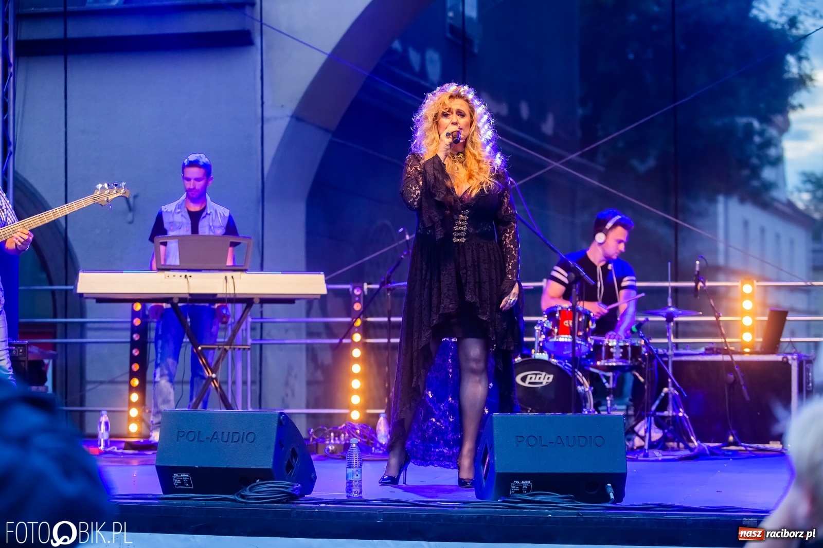 Zdjęcie w galerii na portalu naszraciborz.pl: Dni Raciborza. Bałkańskie rytmy i country na Rynku wiadomości z regionu