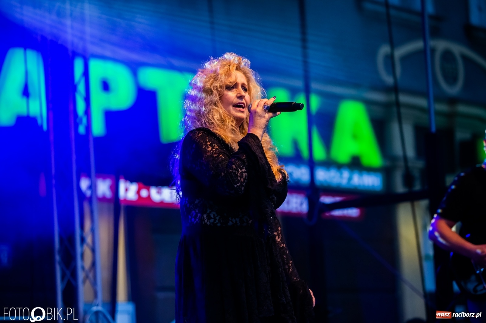 Zdjęcie w galerii na portalu naszraciborz.pl: Dni Raciborza. Bałkańskie rytmy i country na Rynku wiadomości z regionu