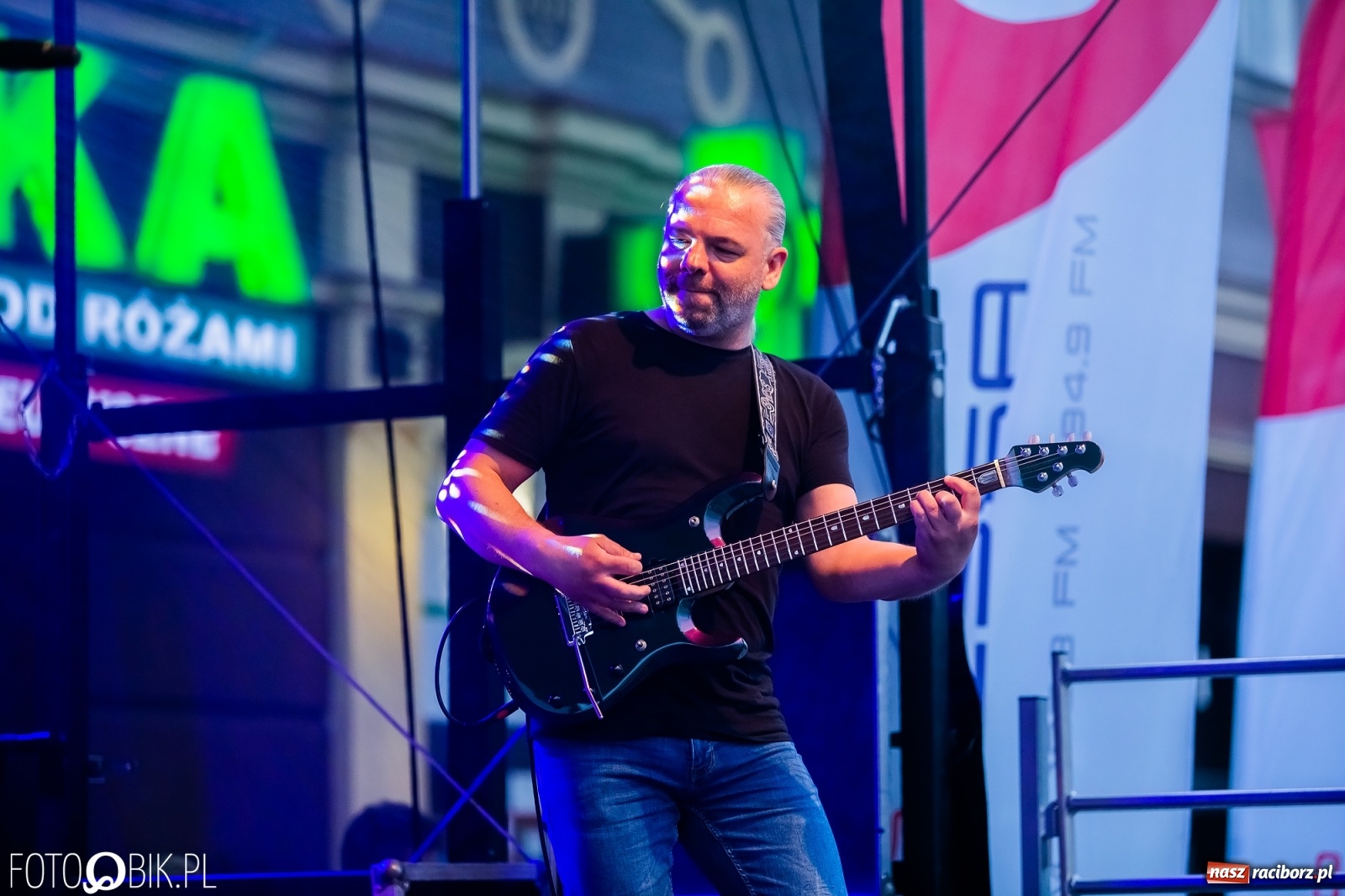 Zdjęcie w galerii na portalu naszraciborz.pl: Dni Raciborza. Bałkańskie rytmy i country na Rynku wiadomości z regionu