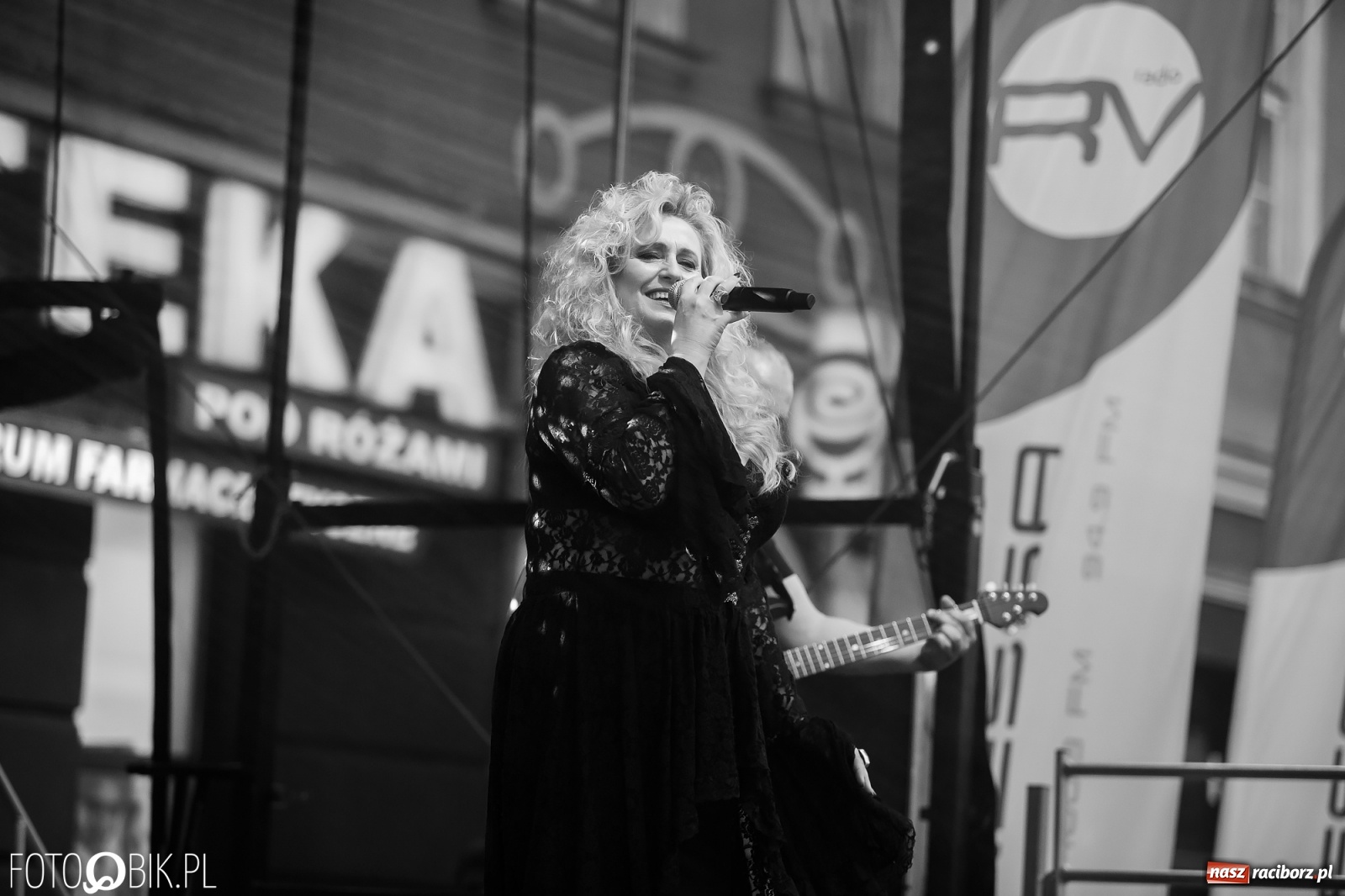 Zdjęcie w galerii na portalu naszraciborz.pl: Dni Raciborza. Bałkańskie rytmy i country na Rynku wiadomości z regionu