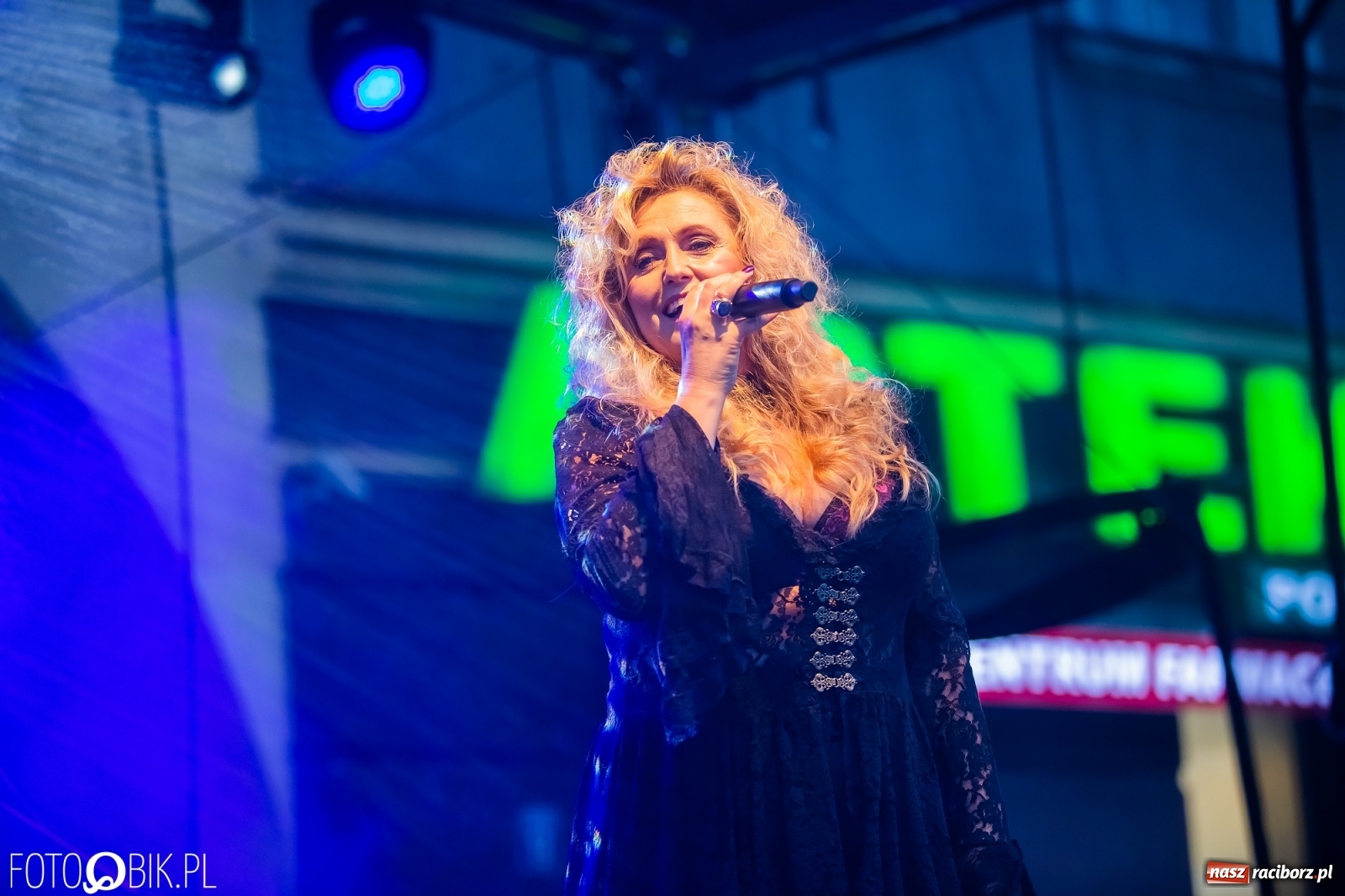 Zdjęcie w galerii na portalu naszraciborz.pl: Dni Raciborza. Bałkańskie rytmy i country na Rynku wiadomości z regionu