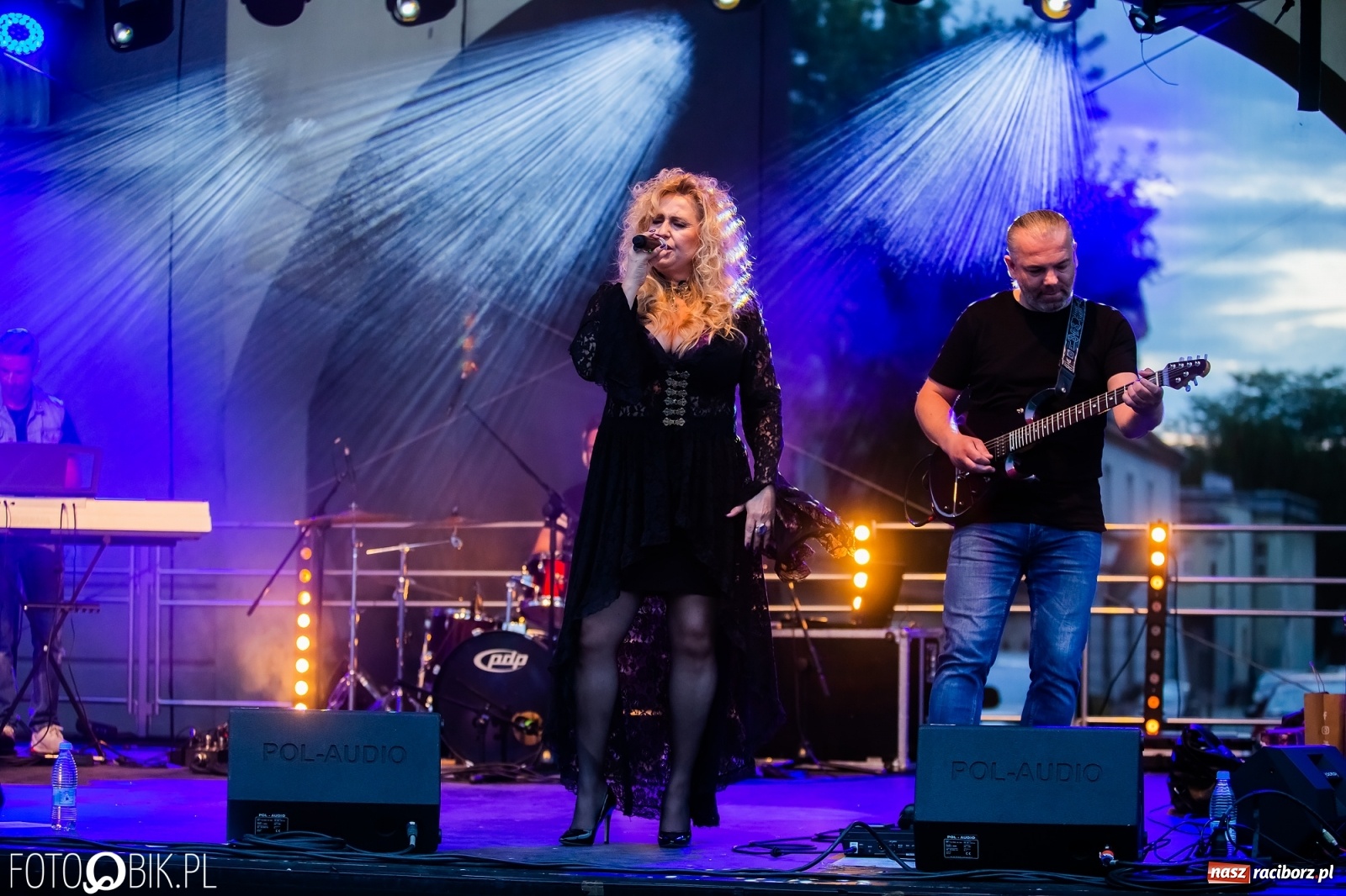 Zdjęcie w galerii na portalu naszraciborz.pl: Dni Raciborza. Bałkańskie rytmy i country na Rynku wiadomości z regionu