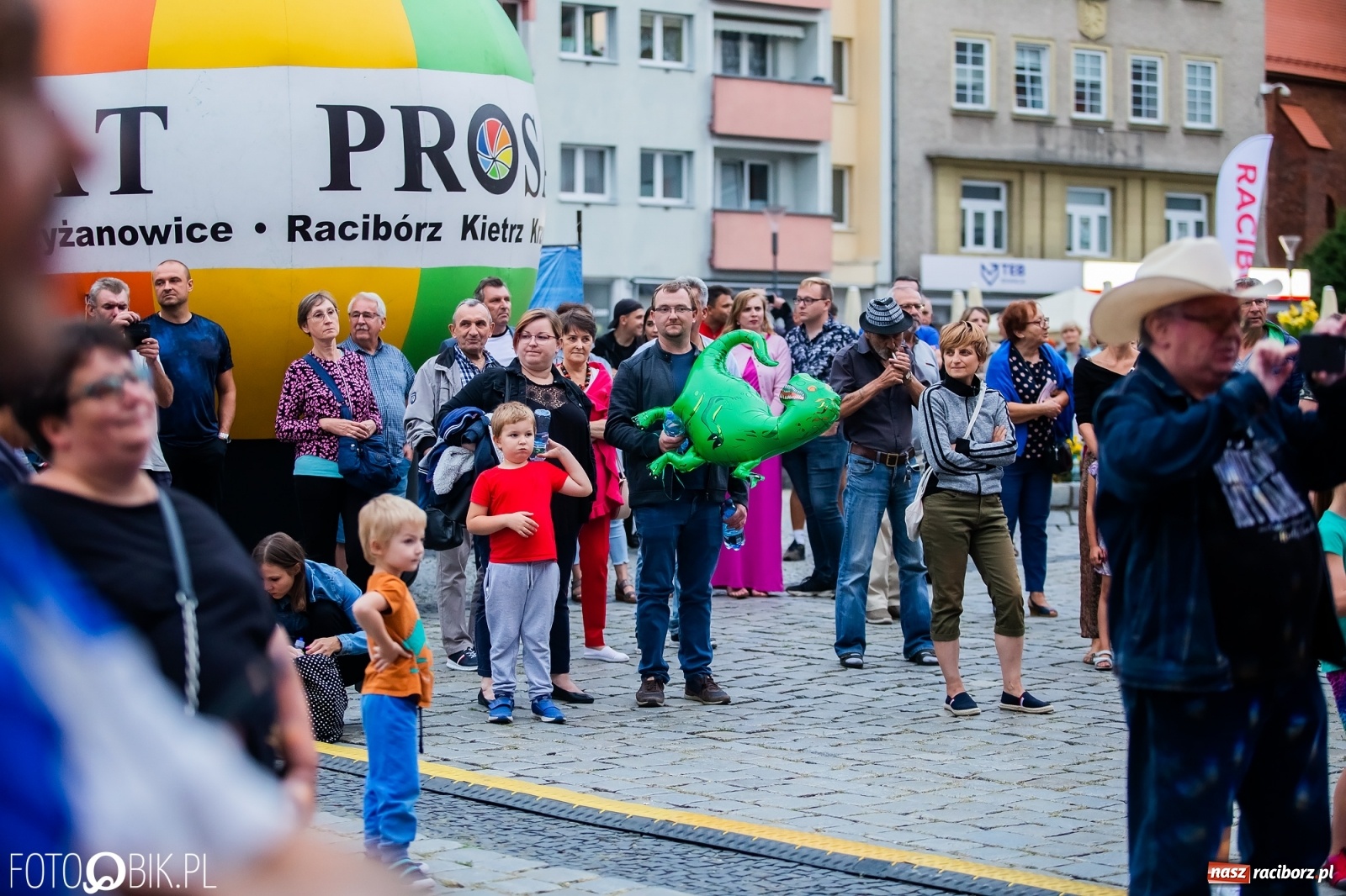 Zdjęcie w galerii na portalu naszraciborz.pl: Dni Raciborza. Bałkańskie rytmy i country na Rynku wiadomości z regionu