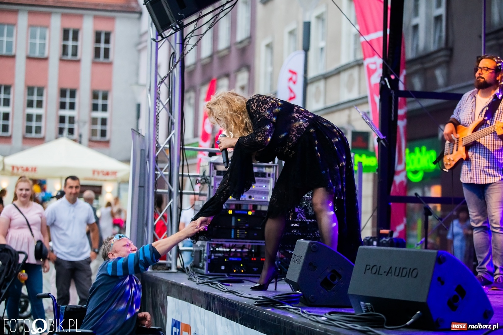 Zdjęcie w galerii na portalu naszraciborz.pl: Dni Raciborza. Bałkańskie rytmy i country na Rynku wiadomości z regionu