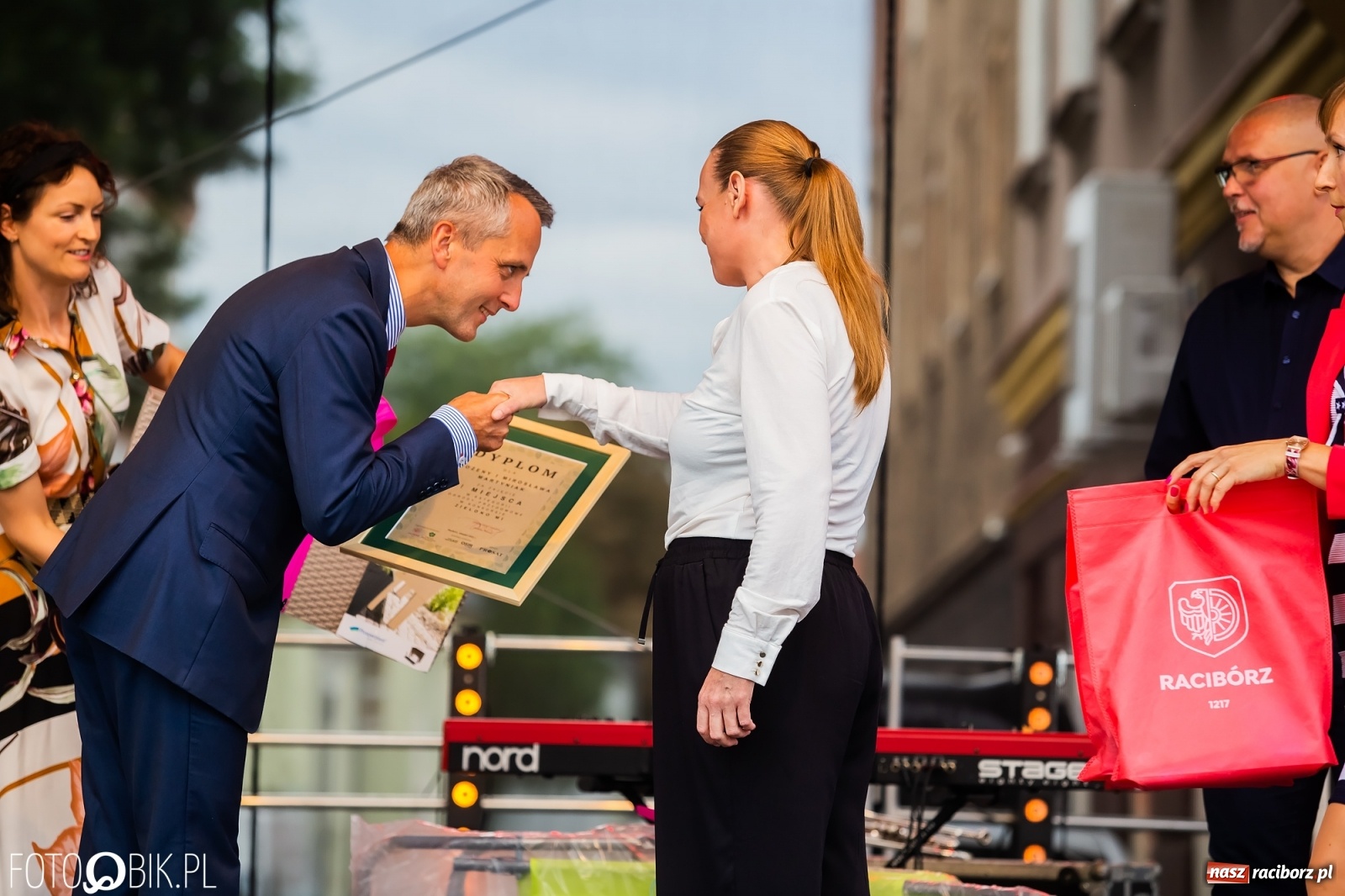 Zdjęcie w galerii na portalu naszraciborz.pl: Zielono mi. Na Rynku wręczono nagrody i wyróżnienia wiadomości z regionu