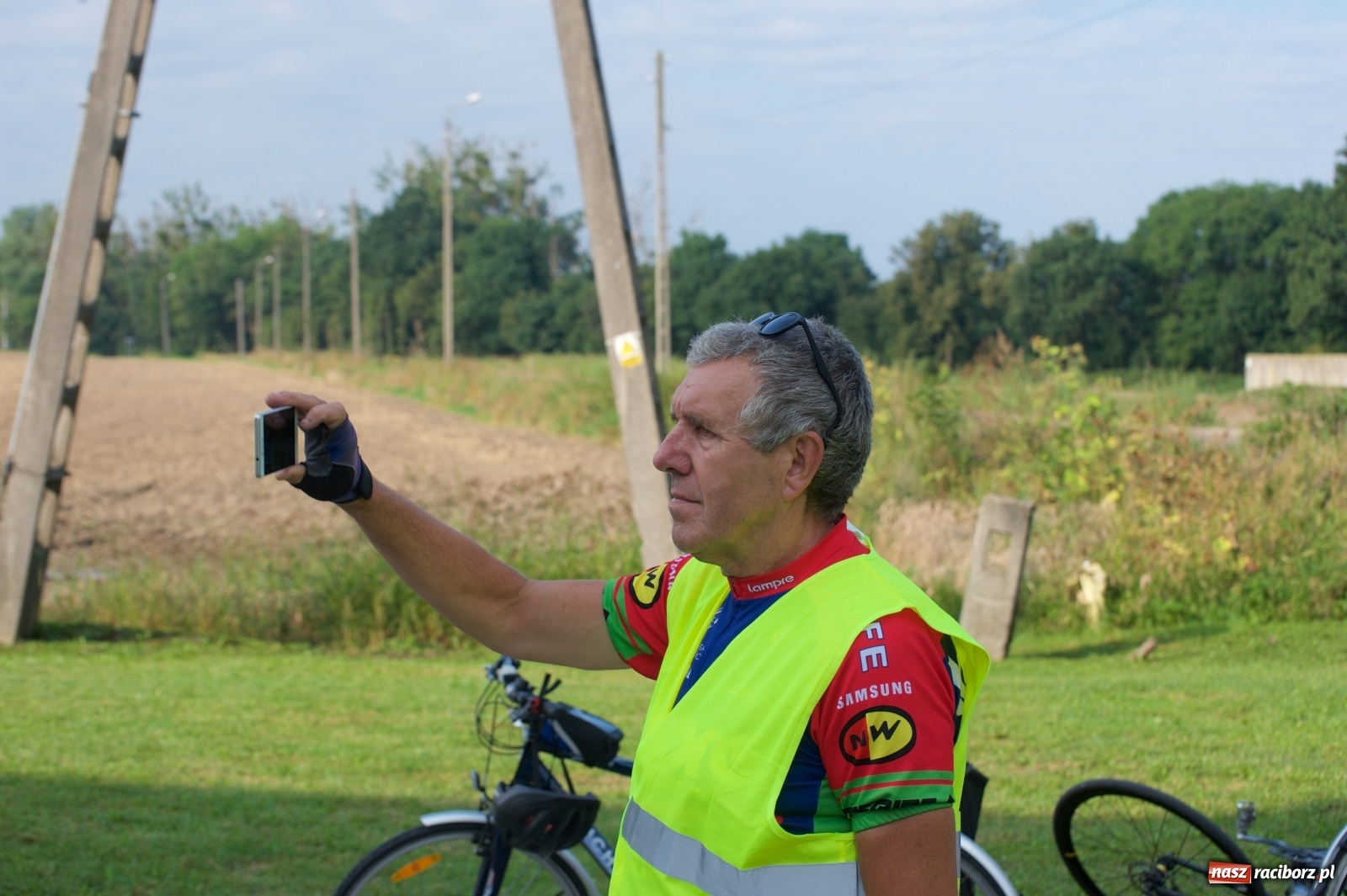 Zdjęcie w galerii na portalu naszraciborz.pl: Blisko stu rowerzystów na trasie rajdu po gm. Krzyżanowice wiadomości z regionu