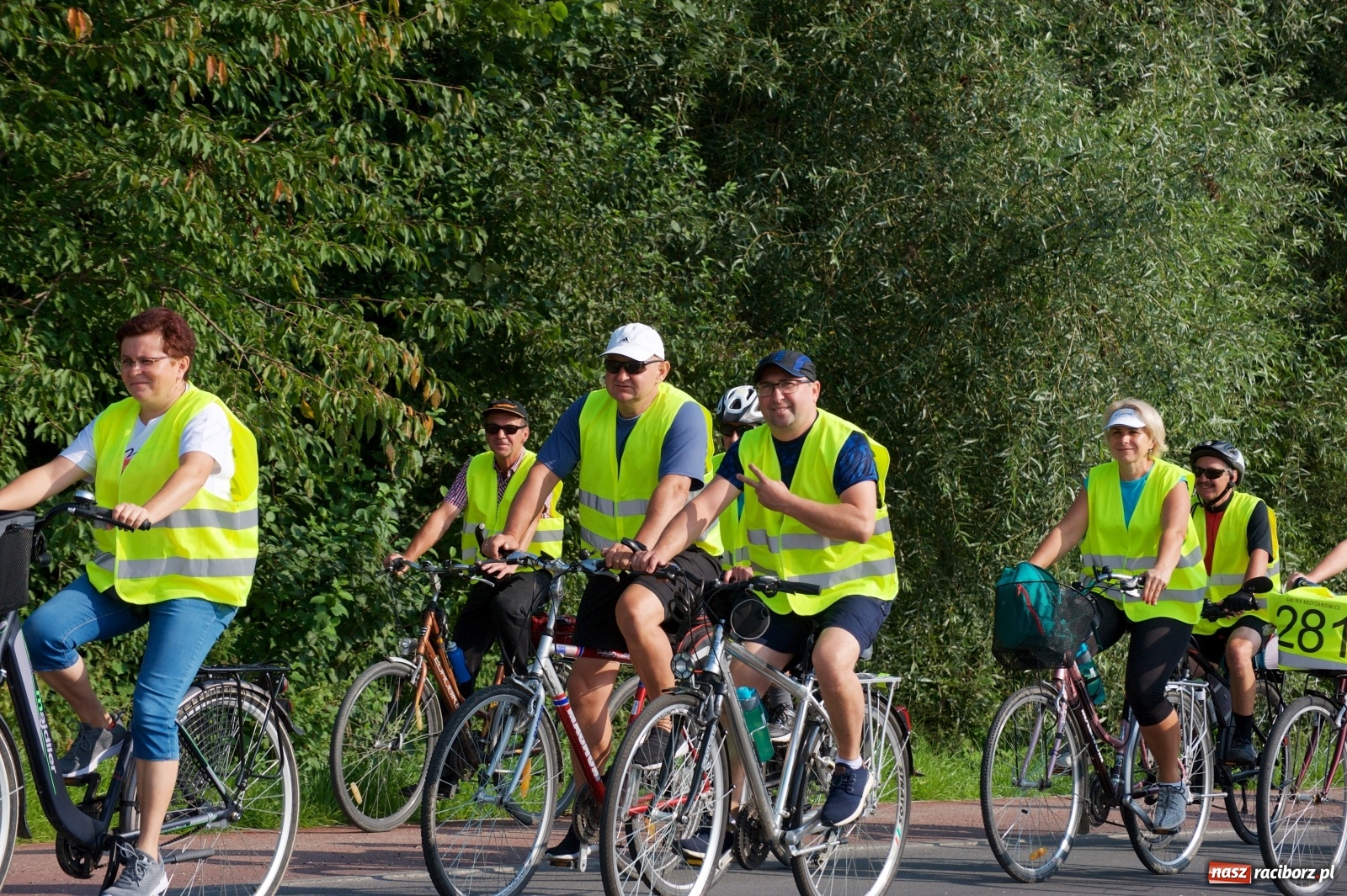 Zdjęcie w galerii na portalu naszraciborz.pl: Blisko stu rowerzystów na trasie rajdu po gm. Krzyżanowice wiadomości z regionu