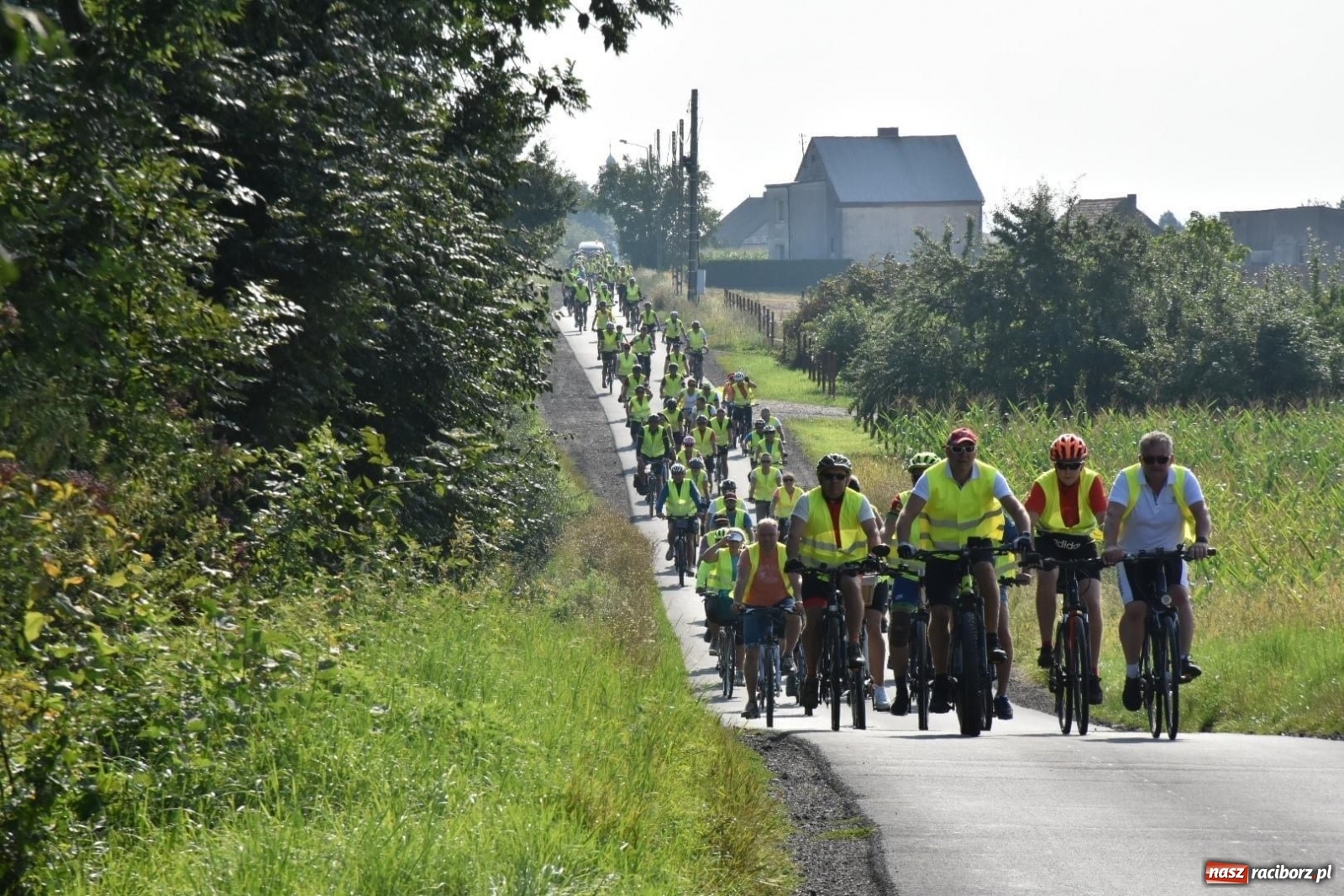 Zdjęcie w galerii na portalu naszraciborz.pl: Blisko stu rowerzystów na trasie rajdu po gm. Krzyżanowice wiadomości z regionu