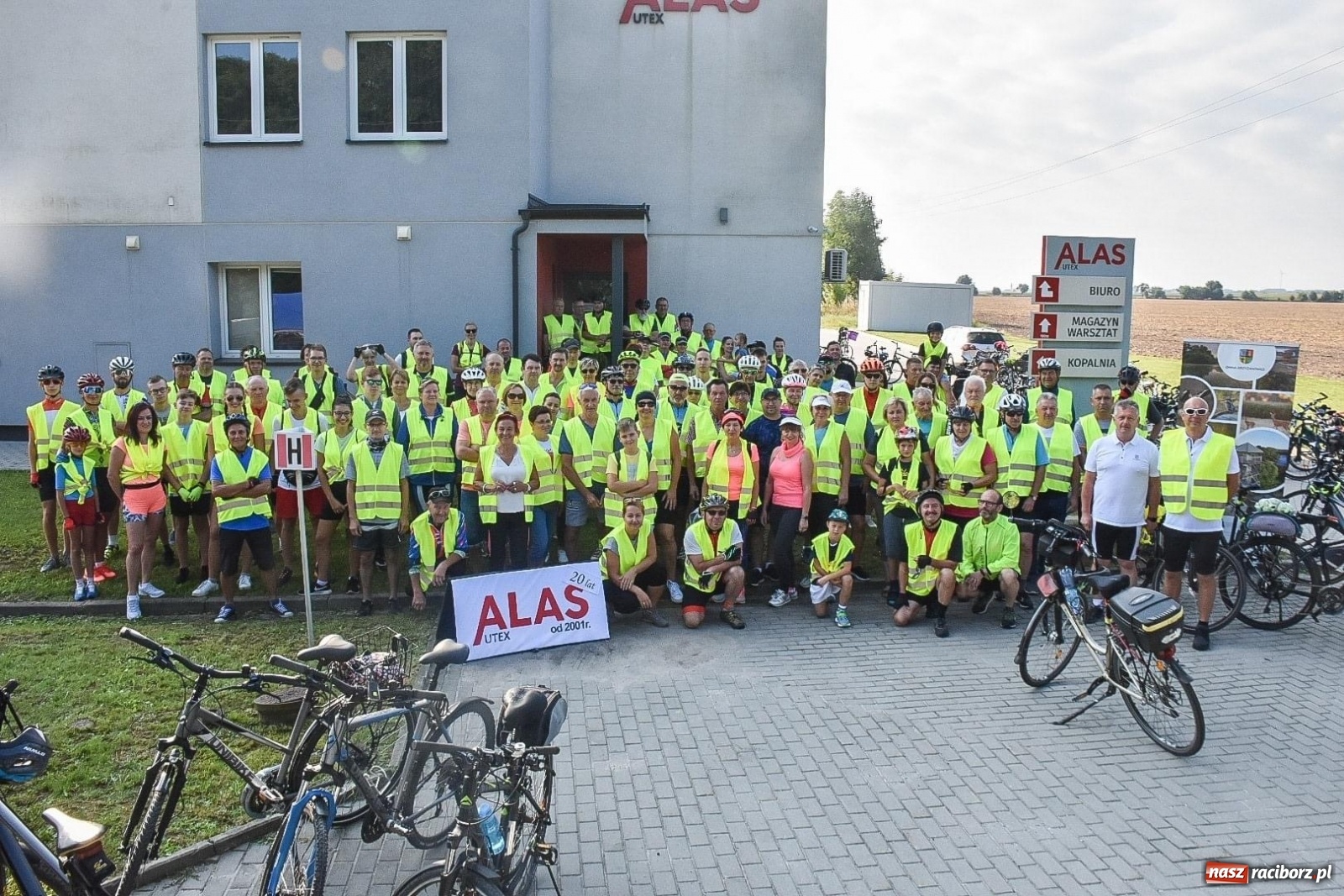 Zdjęcie w galerii na portalu naszraciborz.pl: Blisko stu rowerzystów na trasie rajdu po gm. Krzyżanowice wiadomości z regionu