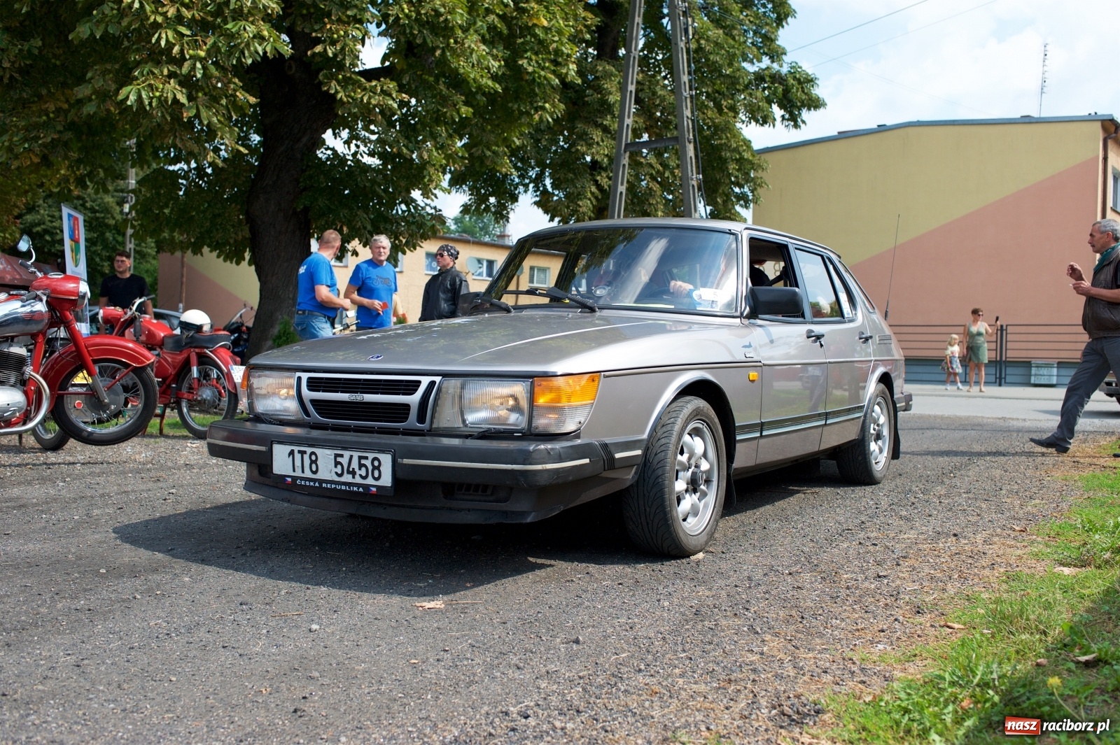 Zdjęcie w galerii na portalu naszraciborz.pl: W Zabełkowie i Tworkowie pokaz historii motoryzacji [FOTO i WIDEO] wiadomości z regionu