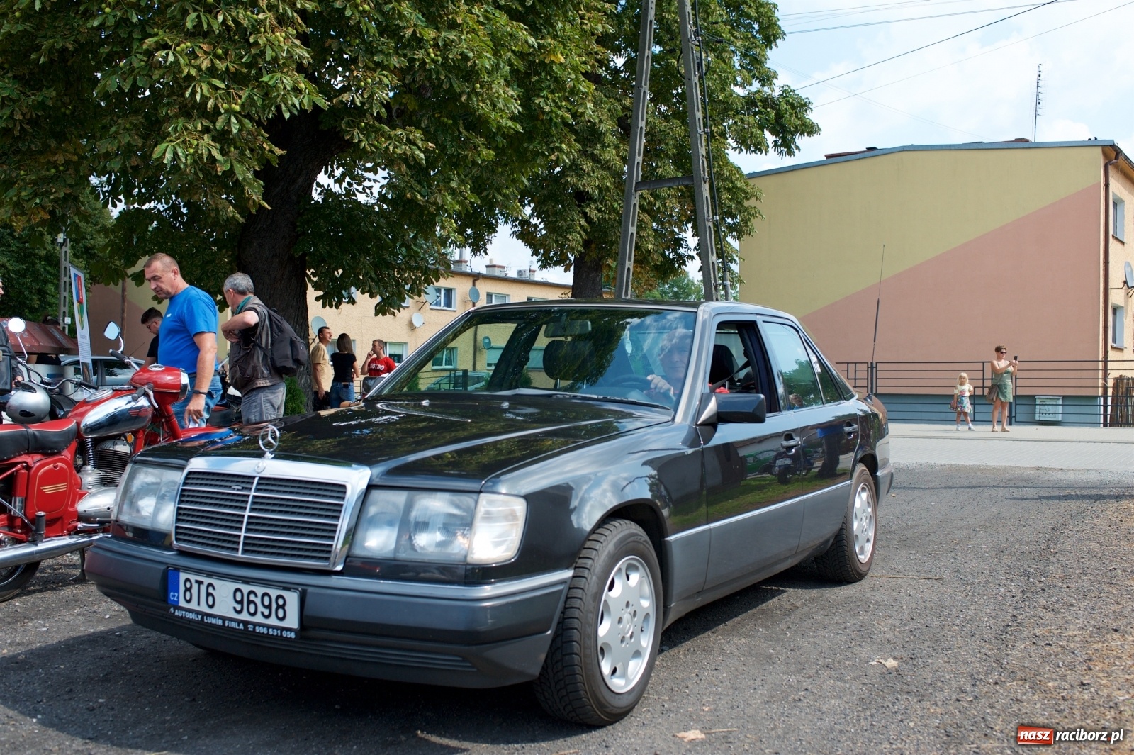 Zdjęcie w galerii na portalu naszraciborz.pl: W Zabełkowie i Tworkowie pokaz historii motoryzacji [FOTO i WIDEO] wiadomości z regionu