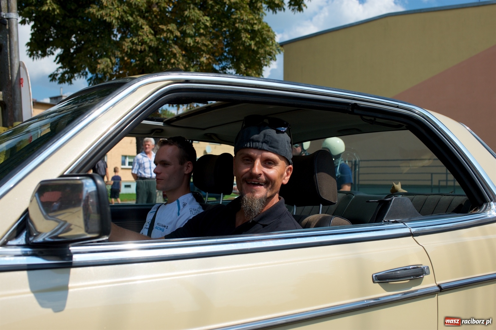 Zdjęcie w galerii na portalu naszraciborz.pl: W Zabełkowie i Tworkowie pokaz historii motoryzacji [FOTO i WIDEO] wiadomości z regionu
