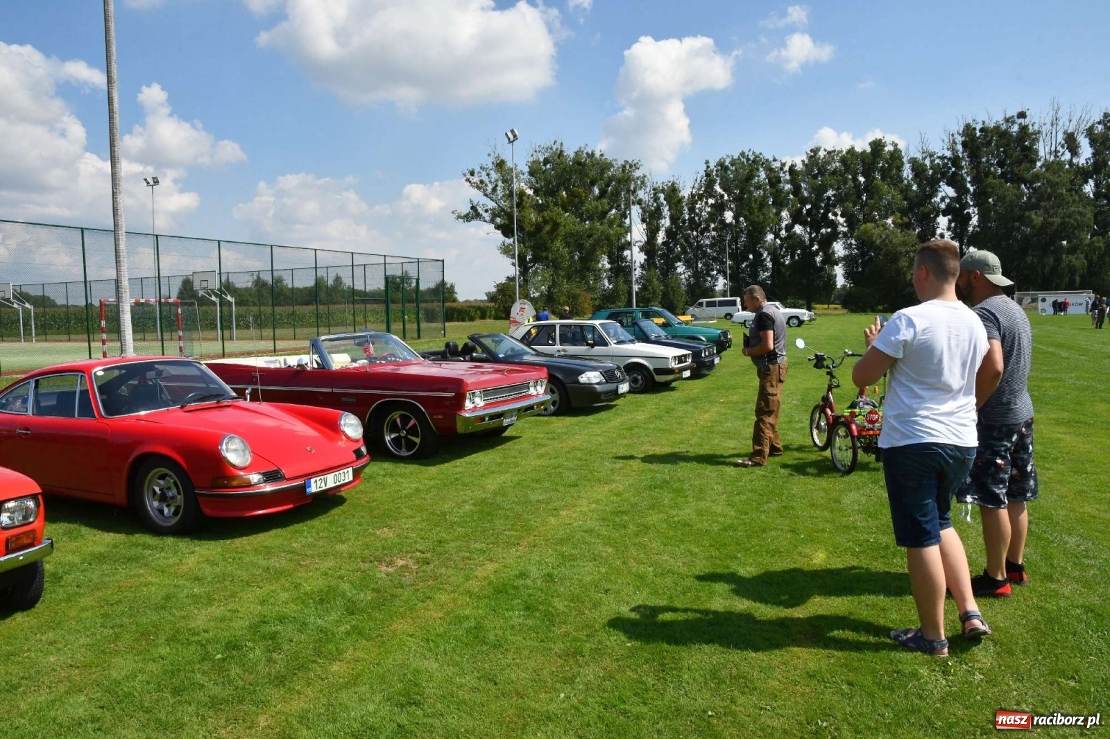 Zdjęcie w galerii na portalu naszraciborz.pl: W Zabełkowie i Tworkowie pokaz historii motoryzacji [FOTO i WIDEO] wiadomości z regionu
