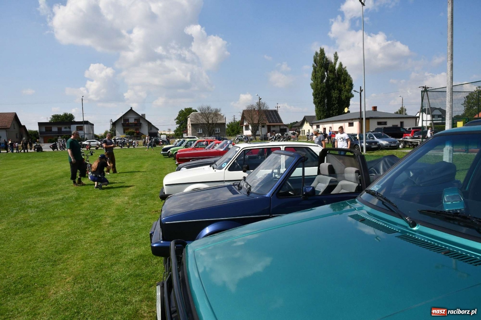 Zdjęcie w galerii na portalu naszraciborz.pl: W Zabełkowie i Tworkowie pokaz historii motoryzacji [FOTO i WIDEO] wiadomości z regionu
