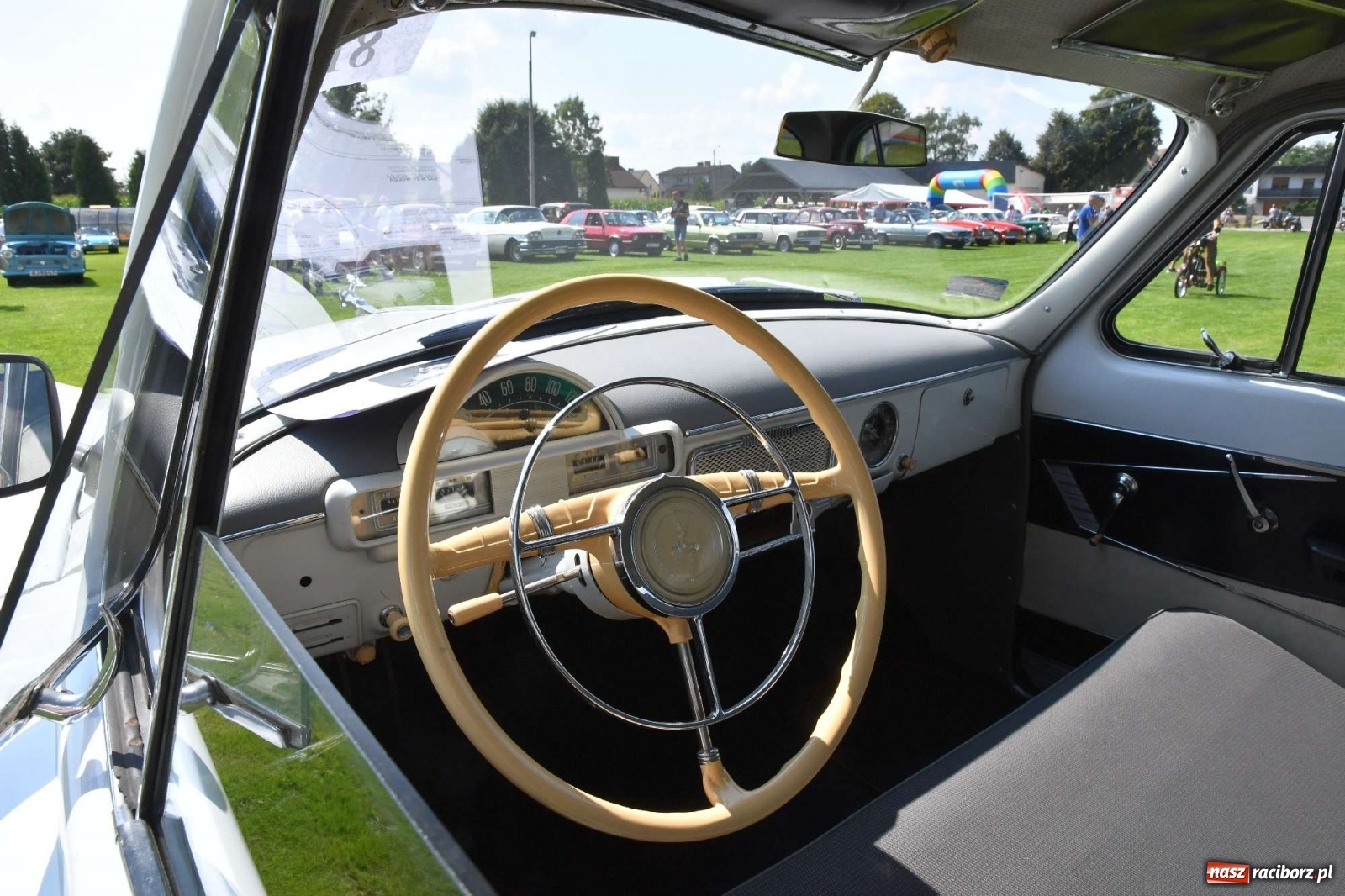 Zdjęcie w galerii na portalu naszraciborz.pl: W Zabełkowie i Tworkowie pokaz historii motoryzacji [FOTO i WIDEO] wiadomości z regionu