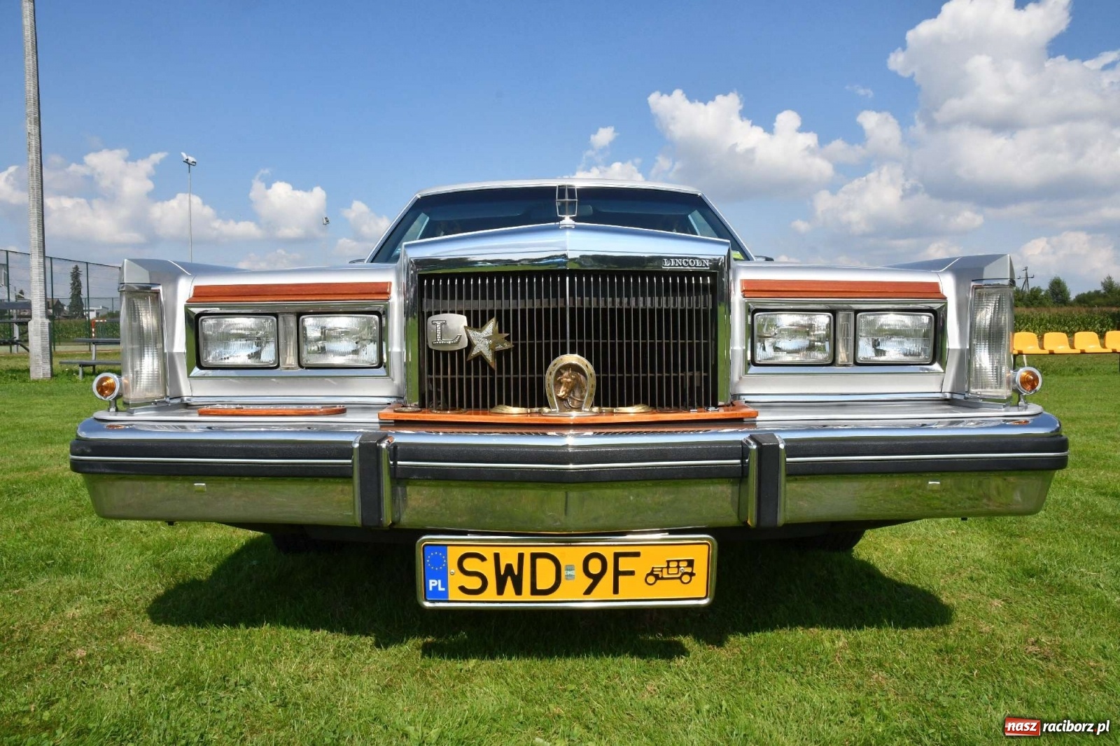 Zdjęcie w galerii na portalu naszraciborz.pl: W Zabełkowie i Tworkowie pokaz historii motoryzacji [FOTO i WIDEO] wiadomości z regionu