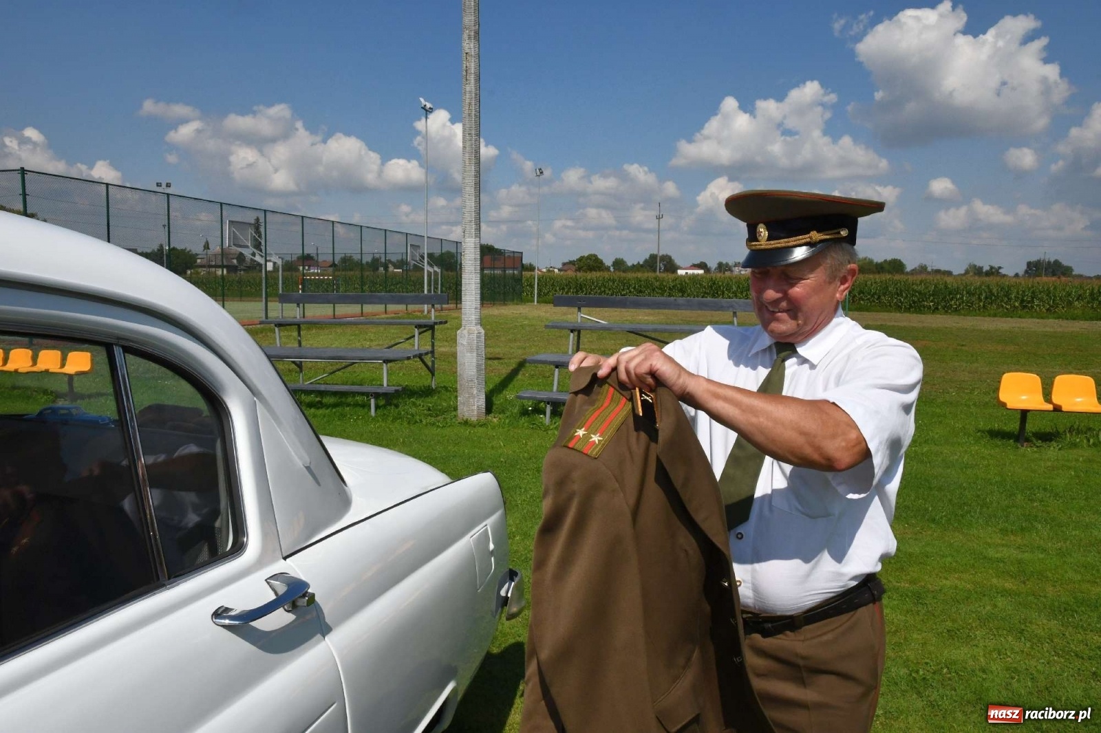 Zdjęcie w galerii na portalu naszraciborz.pl: W Zabełkowie i Tworkowie pokaz historii motoryzacji [FOTO i WIDEO] wiadomości z regionu