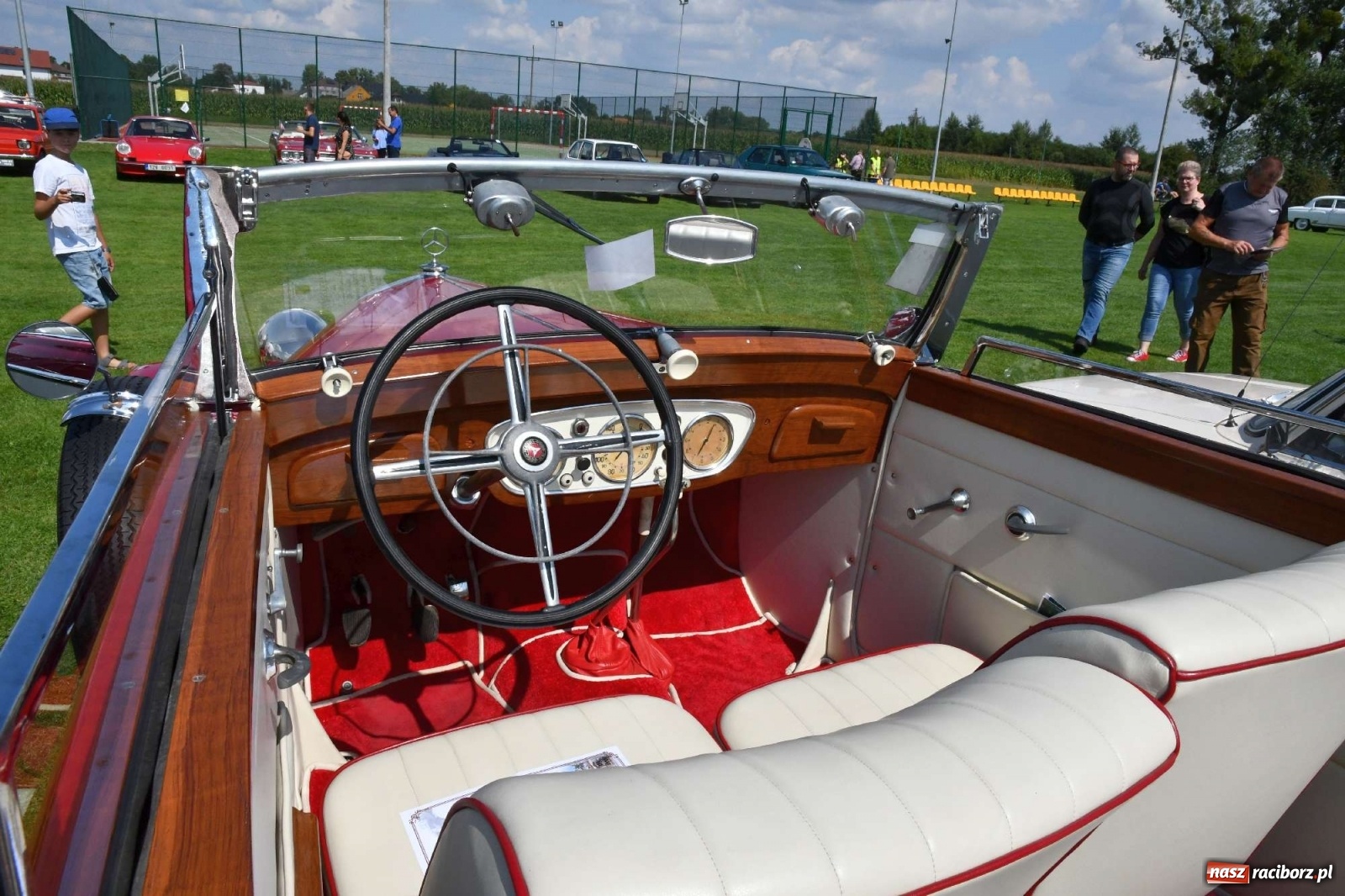 Zdjęcie w galerii na portalu naszraciborz.pl: W Zabełkowie i Tworkowie pokaz historii motoryzacji [FOTO i WIDEO] wiadomości z regionu