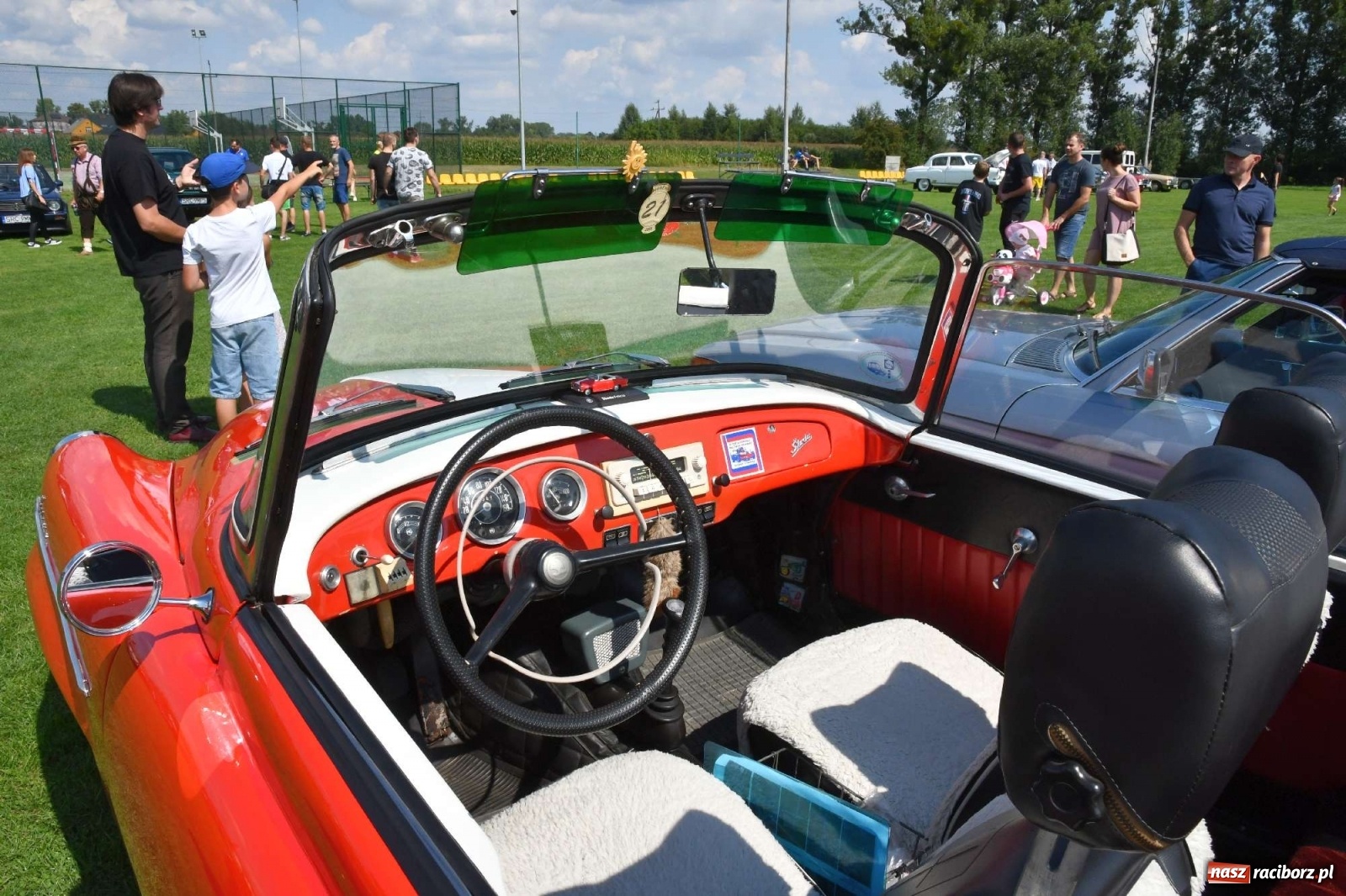 Zdjęcie w galerii na portalu naszraciborz.pl: W Zabełkowie i Tworkowie pokaz historii motoryzacji [FOTO i WIDEO] wiadomości z regionu