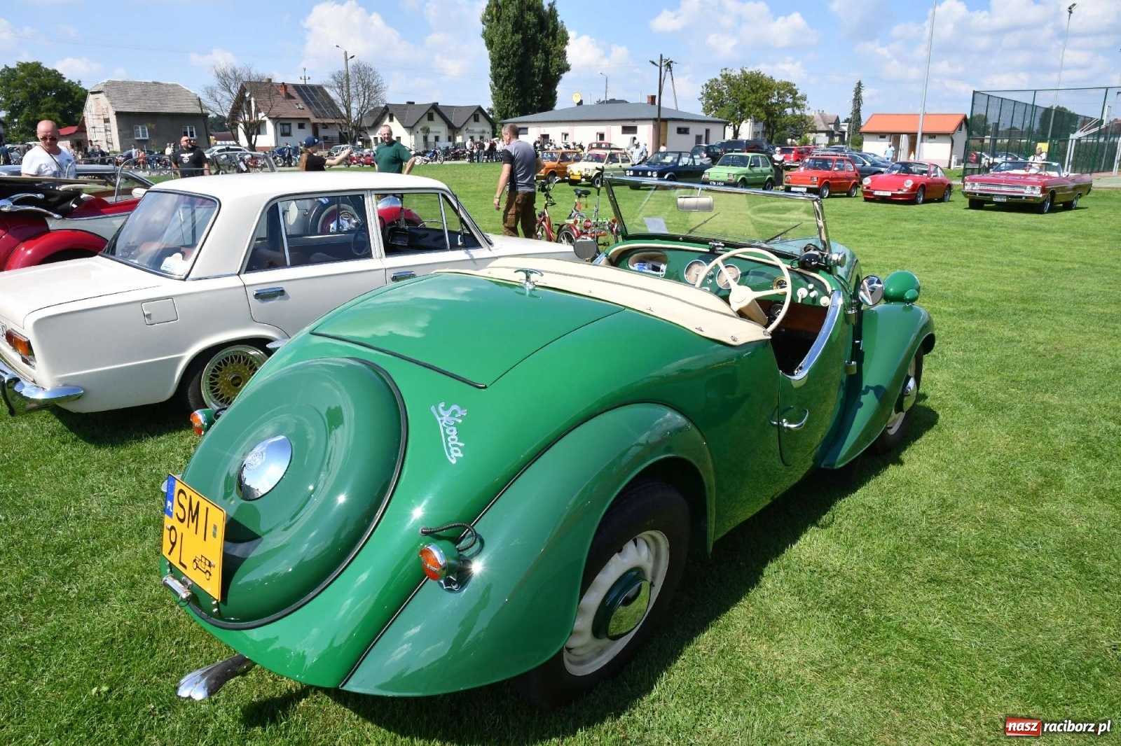 Zdjęcie w galerii na portalu naszraciborz.pl: W Zabełkowie i Tworkowie pokaz historii motoryzacji [FOTO i WIDEO] wiadomości z regionu