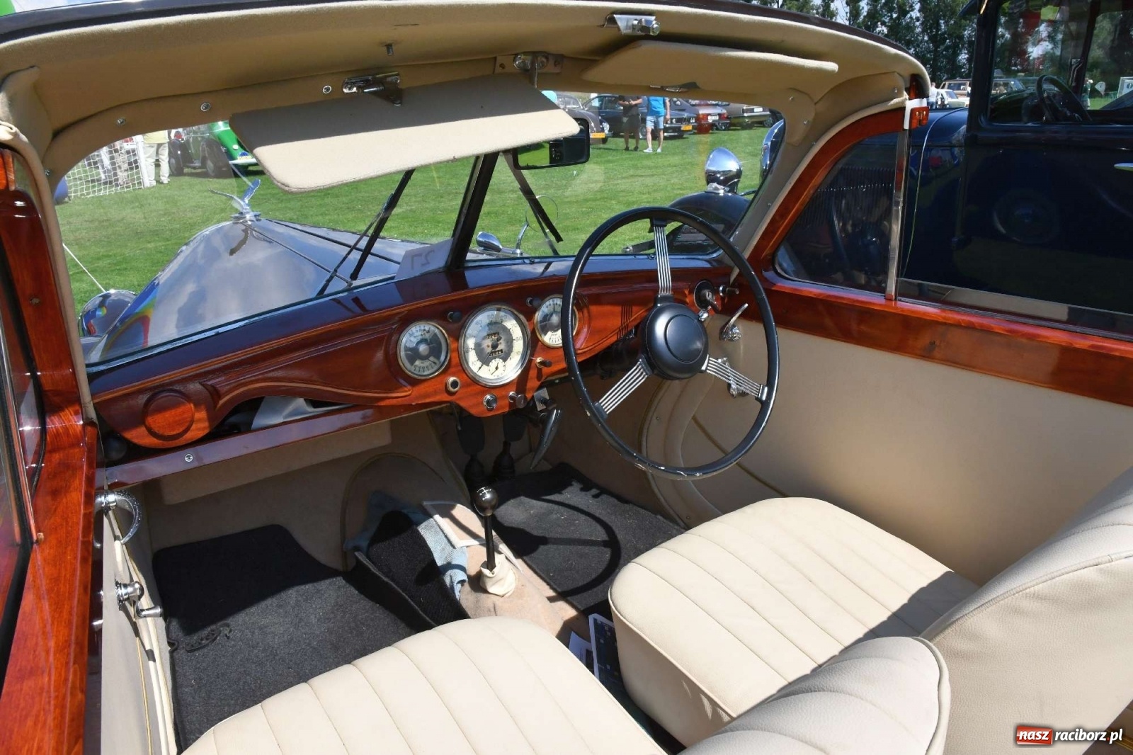 Zdjęcie w galerii na portalu naszraciborz.pl: W Zabełkowie i Tworkowie pokaz historii motoryzacji [FOTO i WIDEO] wiadomości z regionu