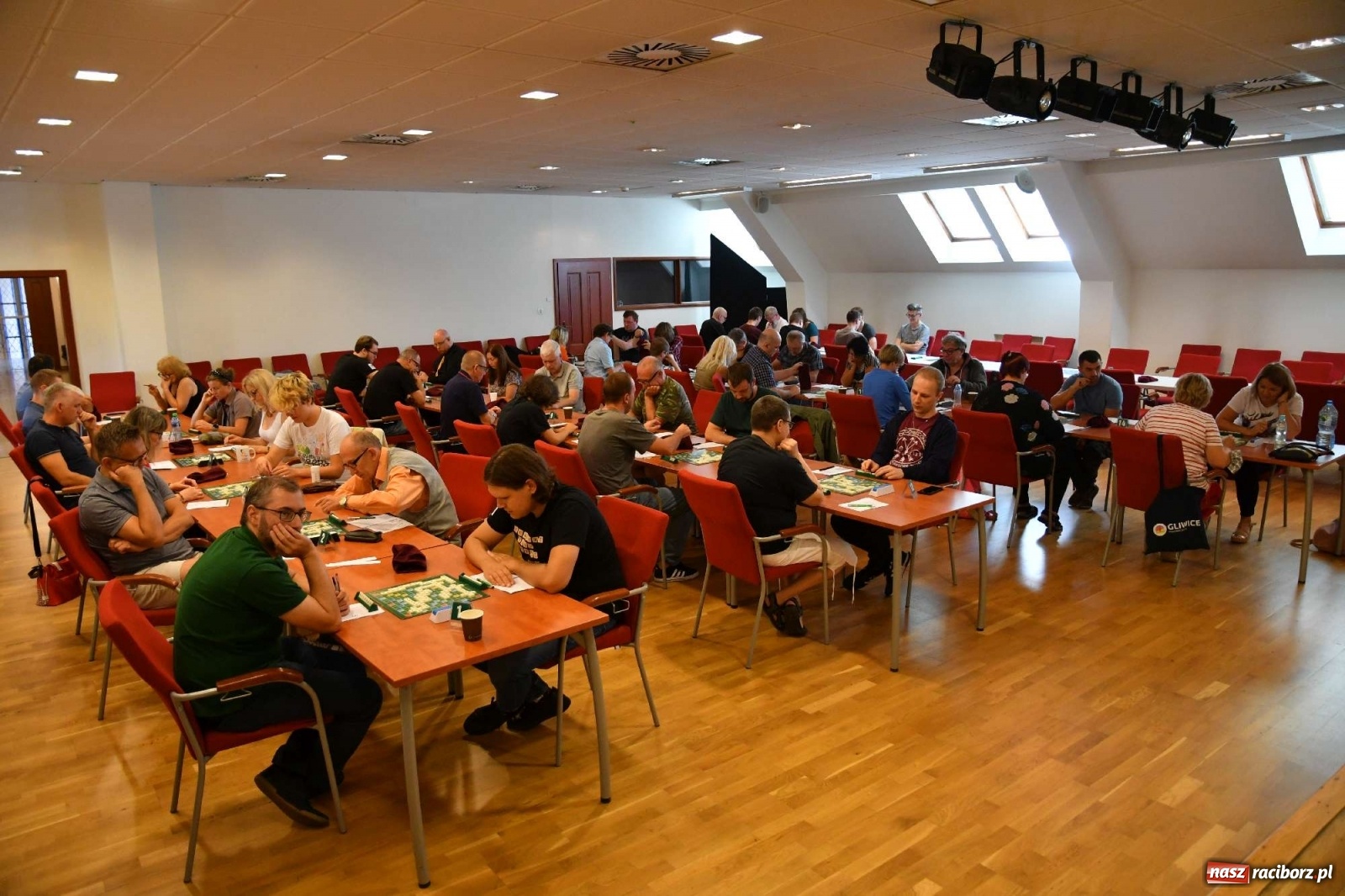 Zdjęcie w galerii na portalu naszraciborz.pl: Mistrzowie w układaniu słów rywalizują na raciborskim zamku wiadomości z regionu