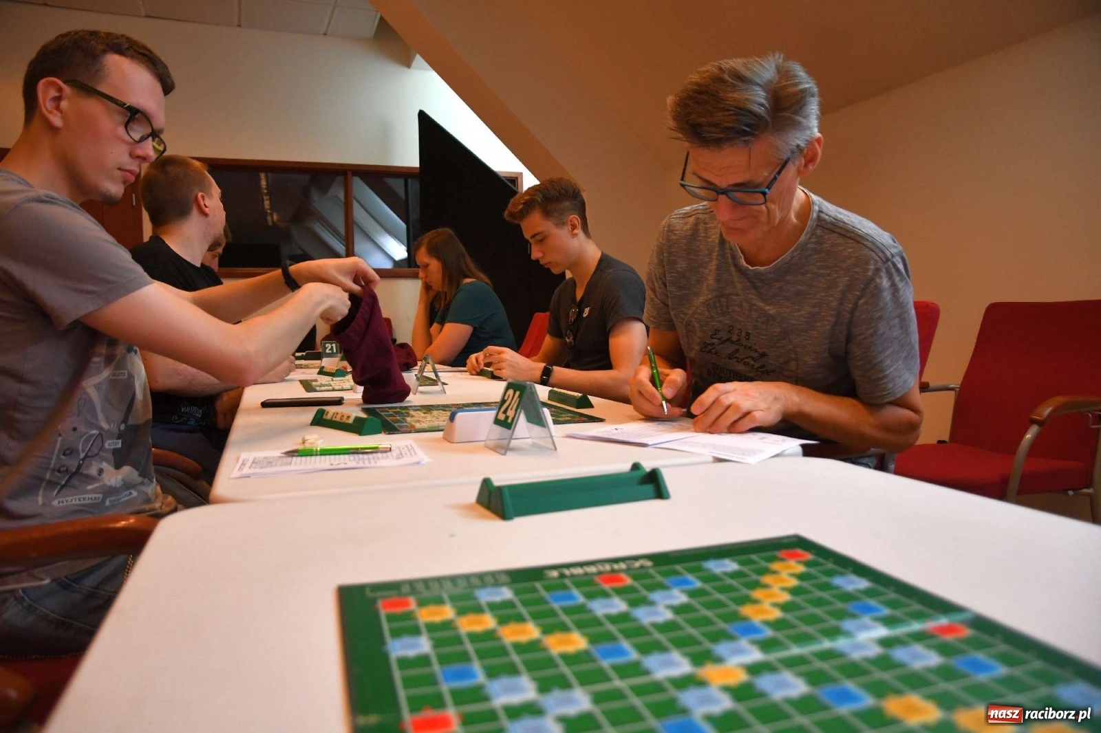 Zdjęcie w galerii na portalu naszraciborz.pl: Mistrzowie w układaniu słów rywalizują na raciborskim zamku wiadomości z regionu