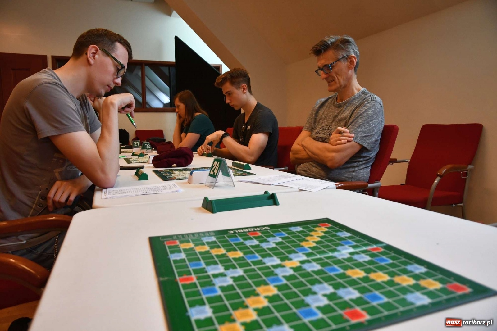 Zdjęcie w galerii na portalu naszraciborz.pl: Mistrzowie w układaniu słów rywalizują na raciborskim zamku wiadomości z regionu