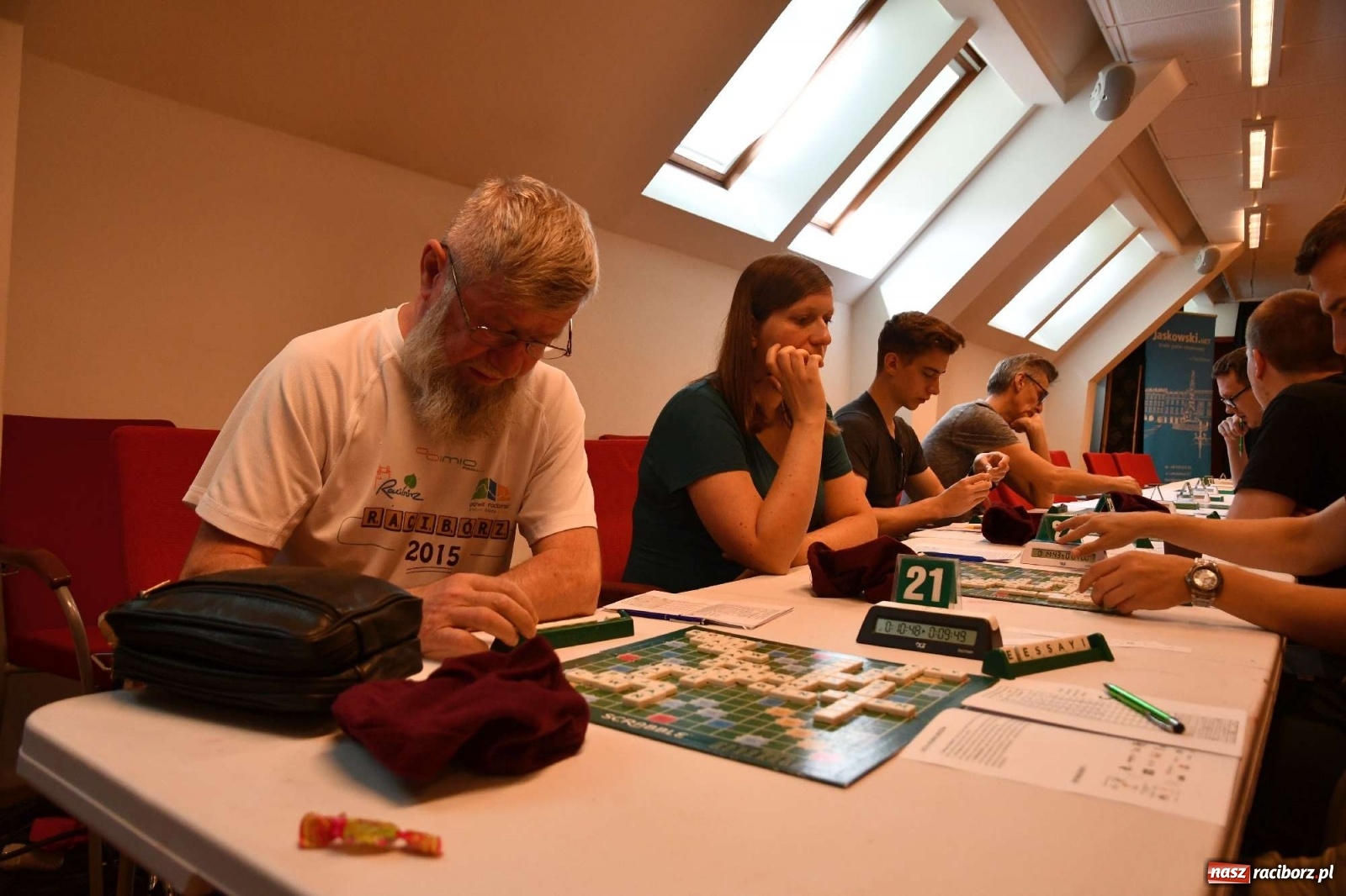 Zdjęcie w galerii na portalu naszraciborz.pl: Mistrzowie w układaniu słów rywalizują na raciborskim zamku wiadomości z regionu