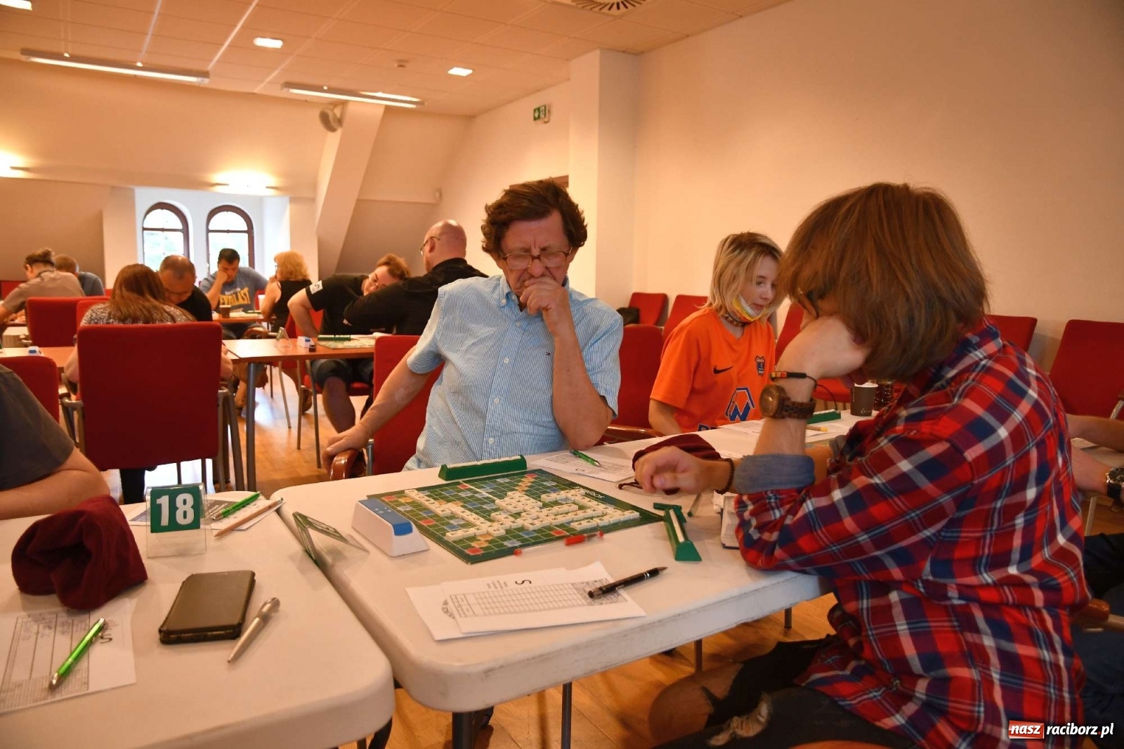 Zdjęcie w galerii na portalu naszraciborz.pl: Mistrzowie w układaniu słów rywalizują na raciborskim zamku wiadomości z regionu