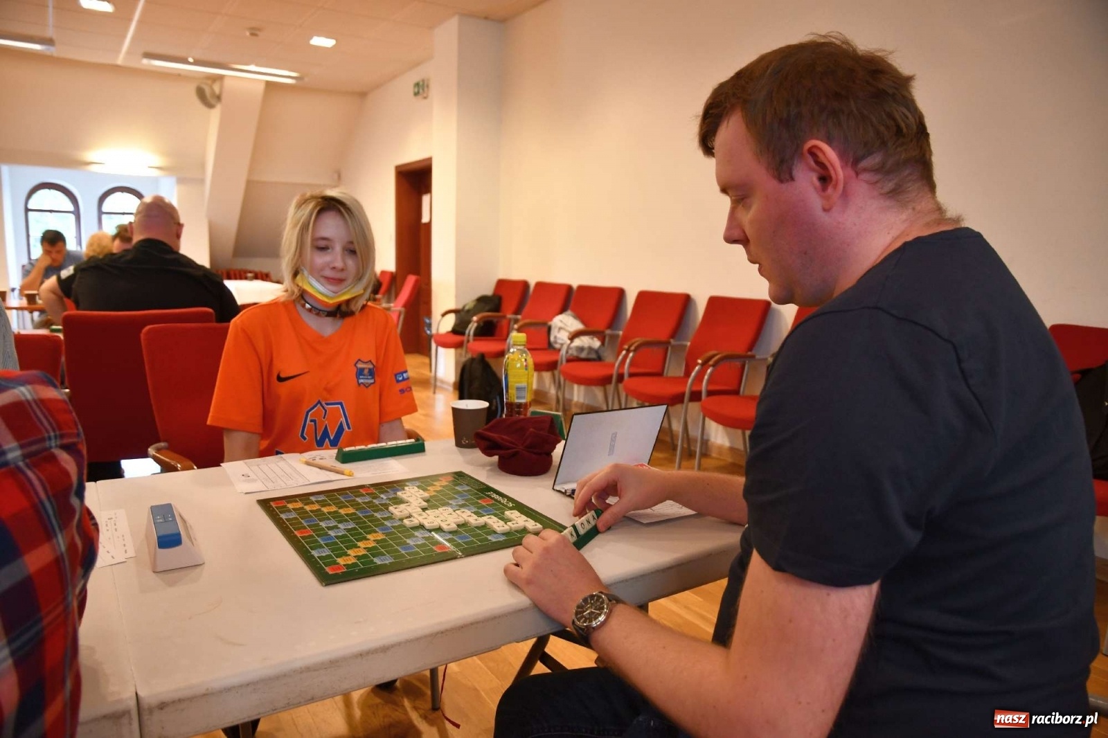 Zdjęcie w galerii na portalu naszraciborz.pl: Mistrzowie w układaniu słów rywalizują na raciborskim zamku wiadomości z regionu