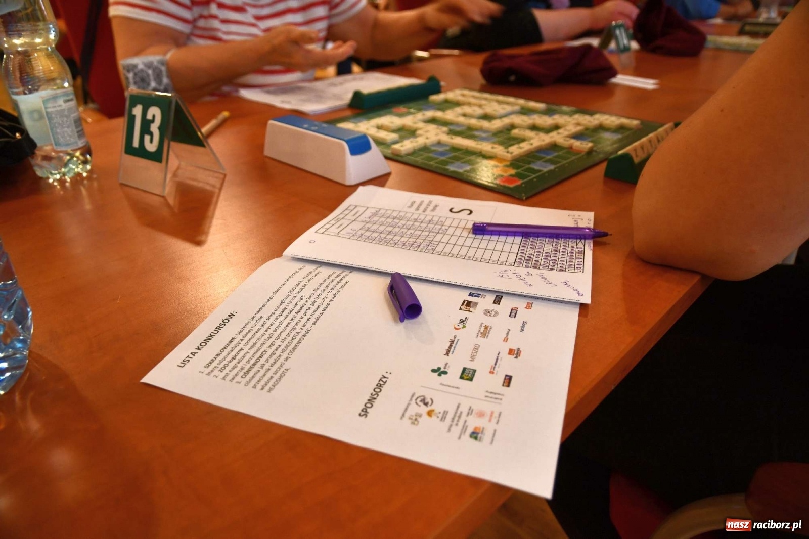 Zdjęcie w galerii na portalu naszraciborz.pl: Mistrzowie w układaniu słów rywalizują na raciborskim zamku wiadomości z regionu