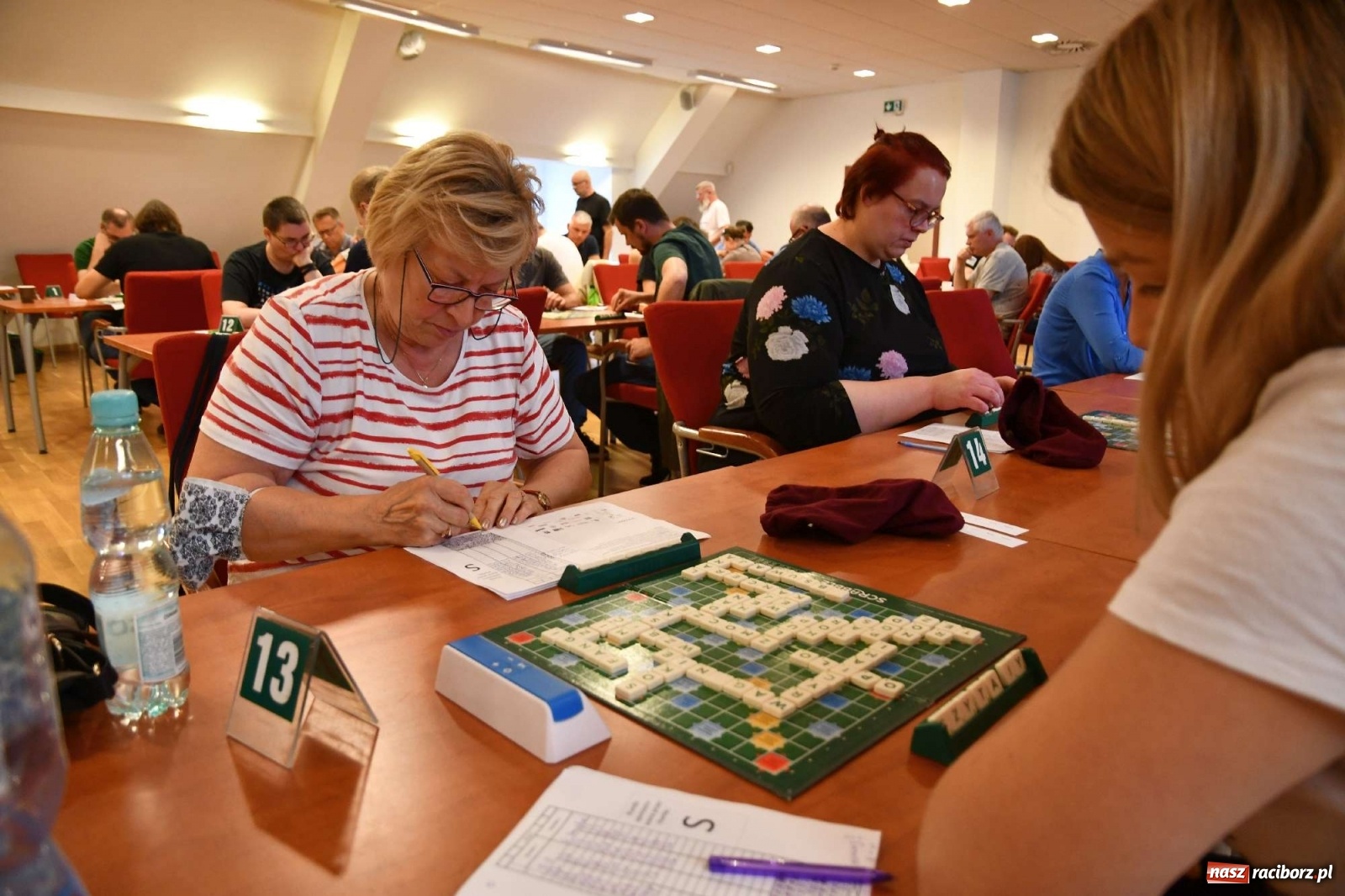 Zdjęcie w galerii na portalu naszraciborz.pl: Mistrzowie w układaniu słów rywalizują na raciborskim zamku wiadomości z regionu