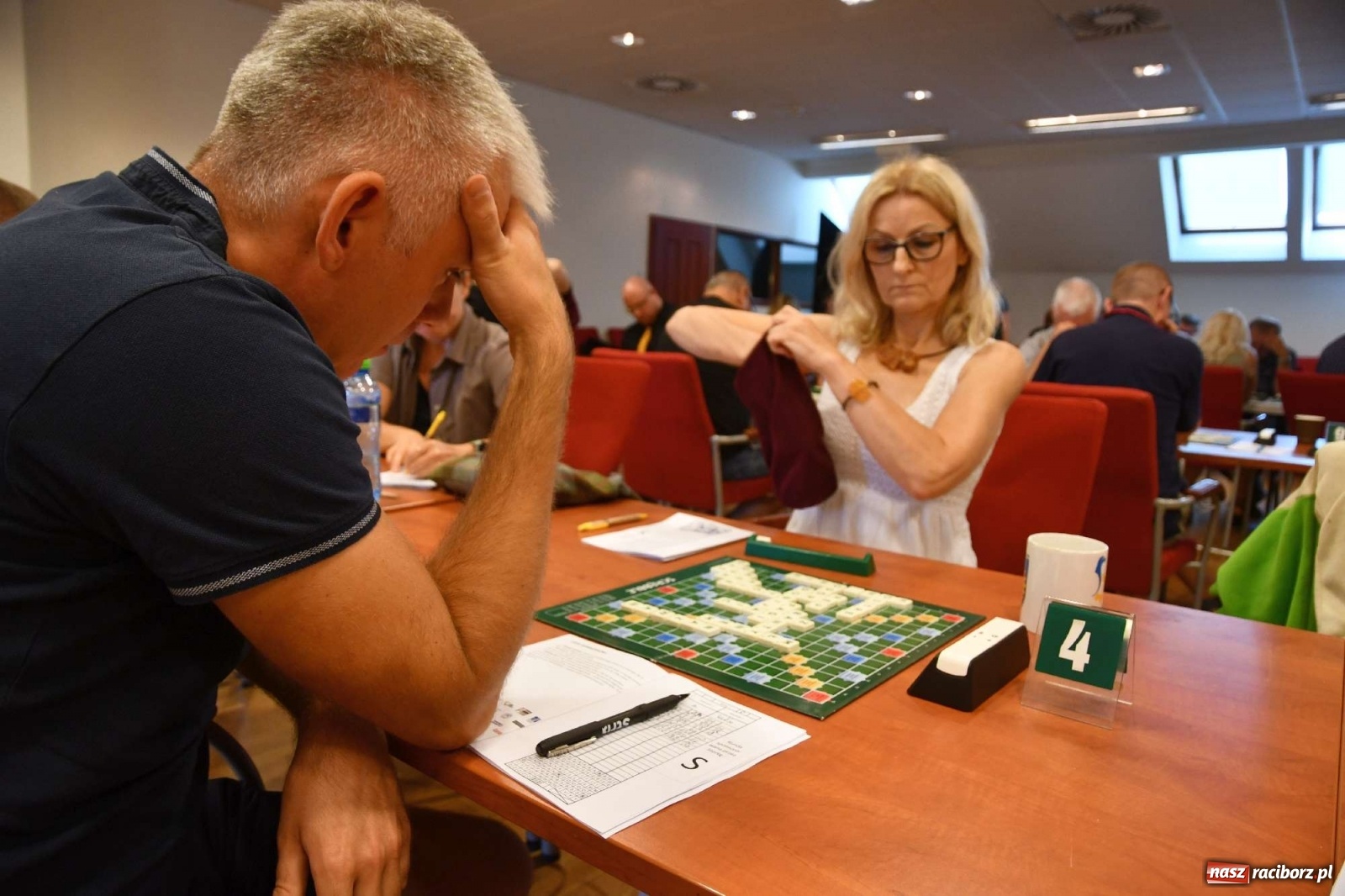 Zdjęcie w galerii na portalu naszraciborz.pl: Mistrzowie w układaniu słów rywalizują na raciborskim zamku wiadomości z regionu