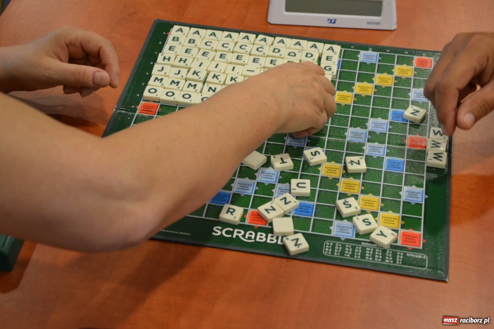 Zdjęcie w galerii na portalu naszraciborz.pl: Mistrzowie w układaniu słów rywalizują na raciborskim zamku wiadomości z regionu