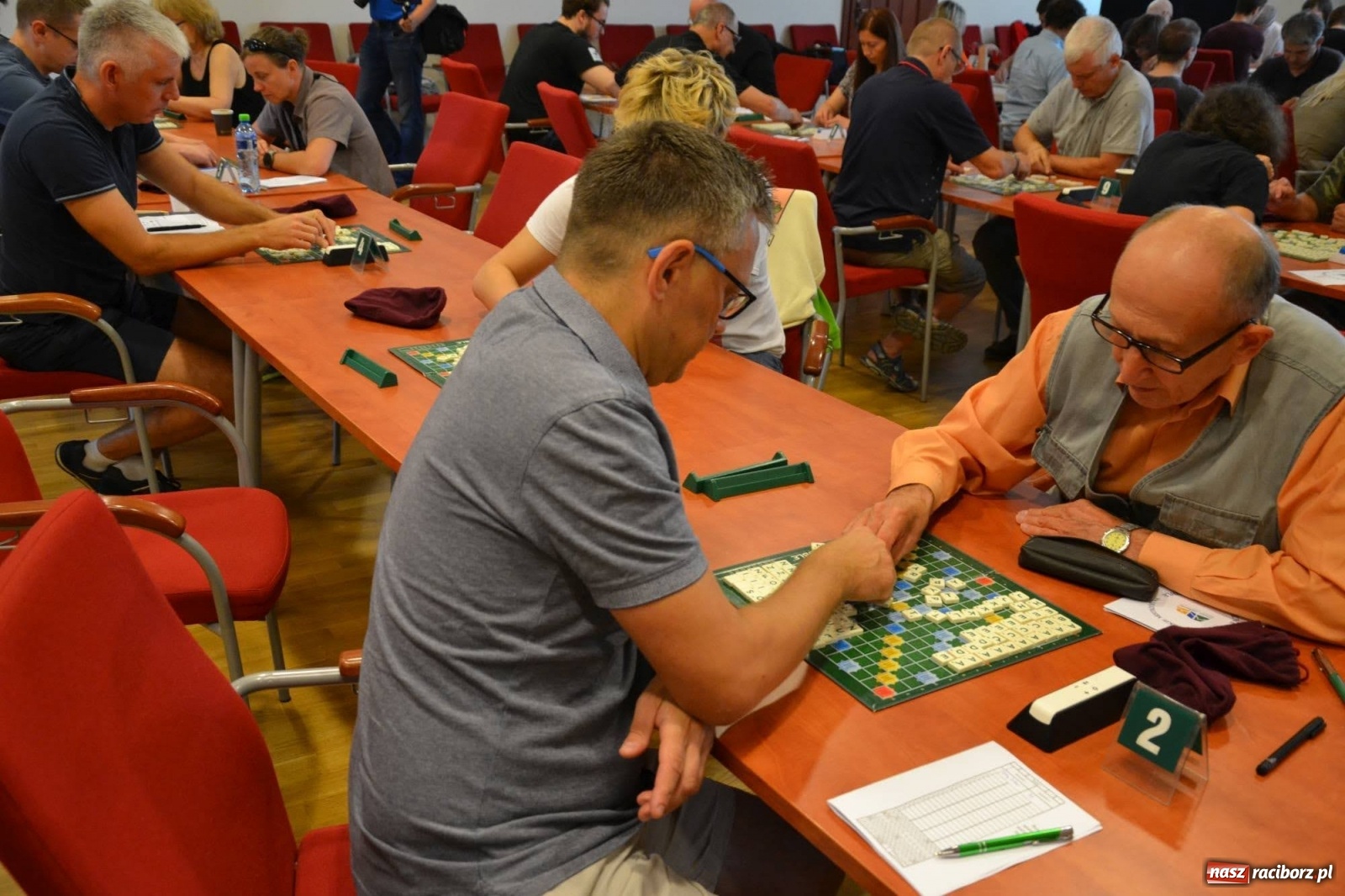 Zdjęcie w galerii na portalu naszraciborz.pl: Mistrzowie w układaniu słów rywalizują na raciborskim zamku wiadomości z regionu