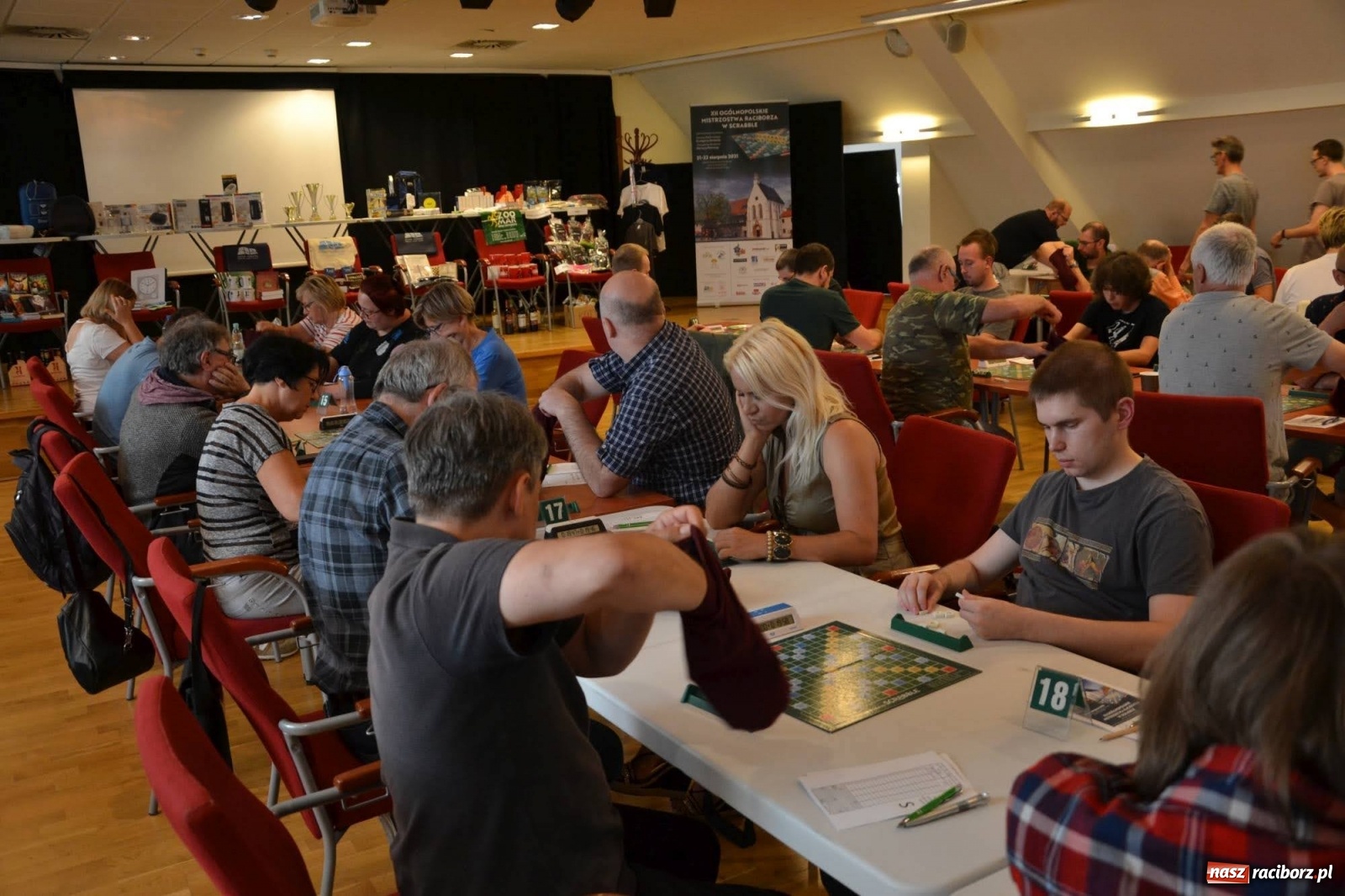 Zdjęcie w galerii na portalu naszraciborz.pl: Mistrzowie w układaniu słów rywalizują na raciborskim zamku wiadomości z regionu