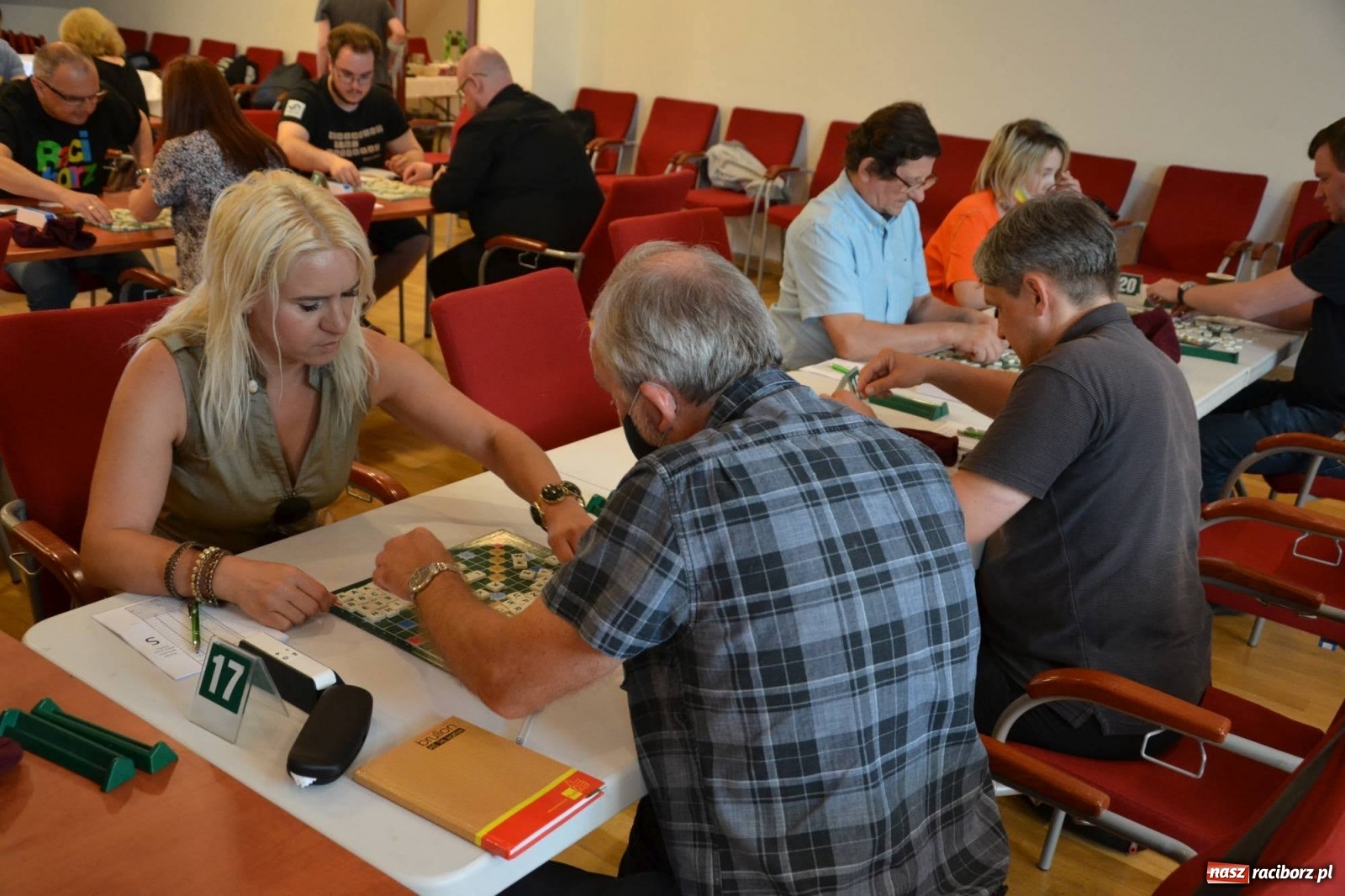 Zdjęcie w galerii na portalu naszraciborz.pl: Mistrzowie w układaniu słów rywalizują na raciborskim zamku wiadomości z regionu