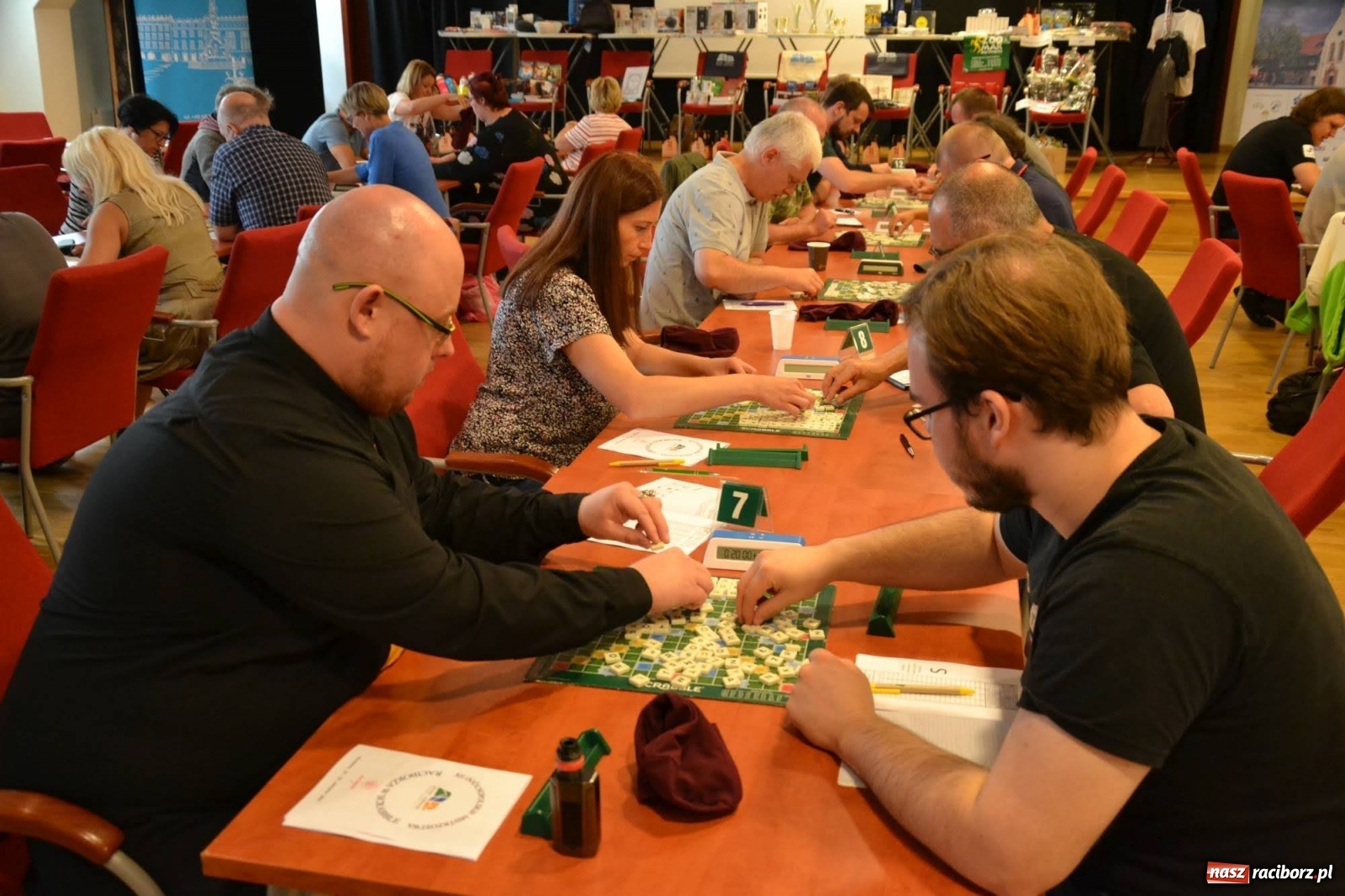 Zdjęcie w galerii na portalu naszraciborz.pl: Mistrzowie w układaniu słów rywalizują na raciborskim zamku wiadomości z regionu