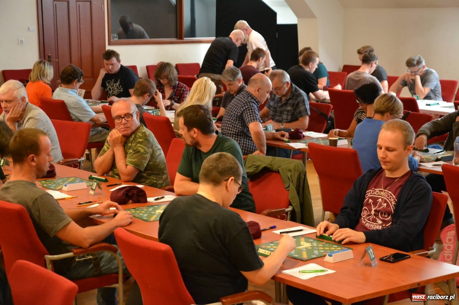 Zdjęcie w galerii na portalu naszraciborz.pl: Mistrzowie w układaniu słów rywalizują na raciborskim zamku wiadomości z regionu