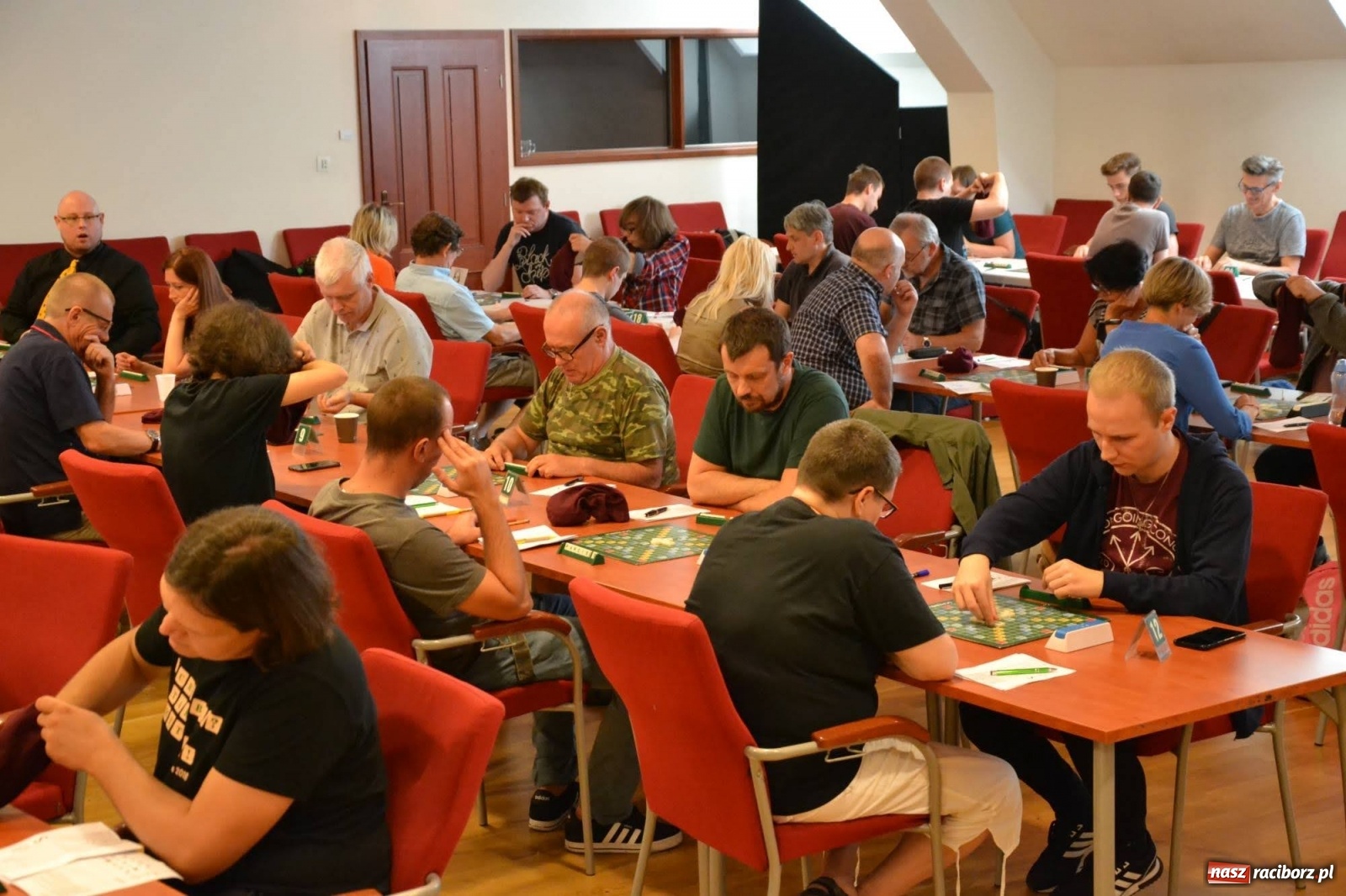 Zdjęcie w galerii na portalu naszraciborz.pl: Mistrzowie w układaniu słów rywalizują na raciborskim zamku wiadomości z regionu