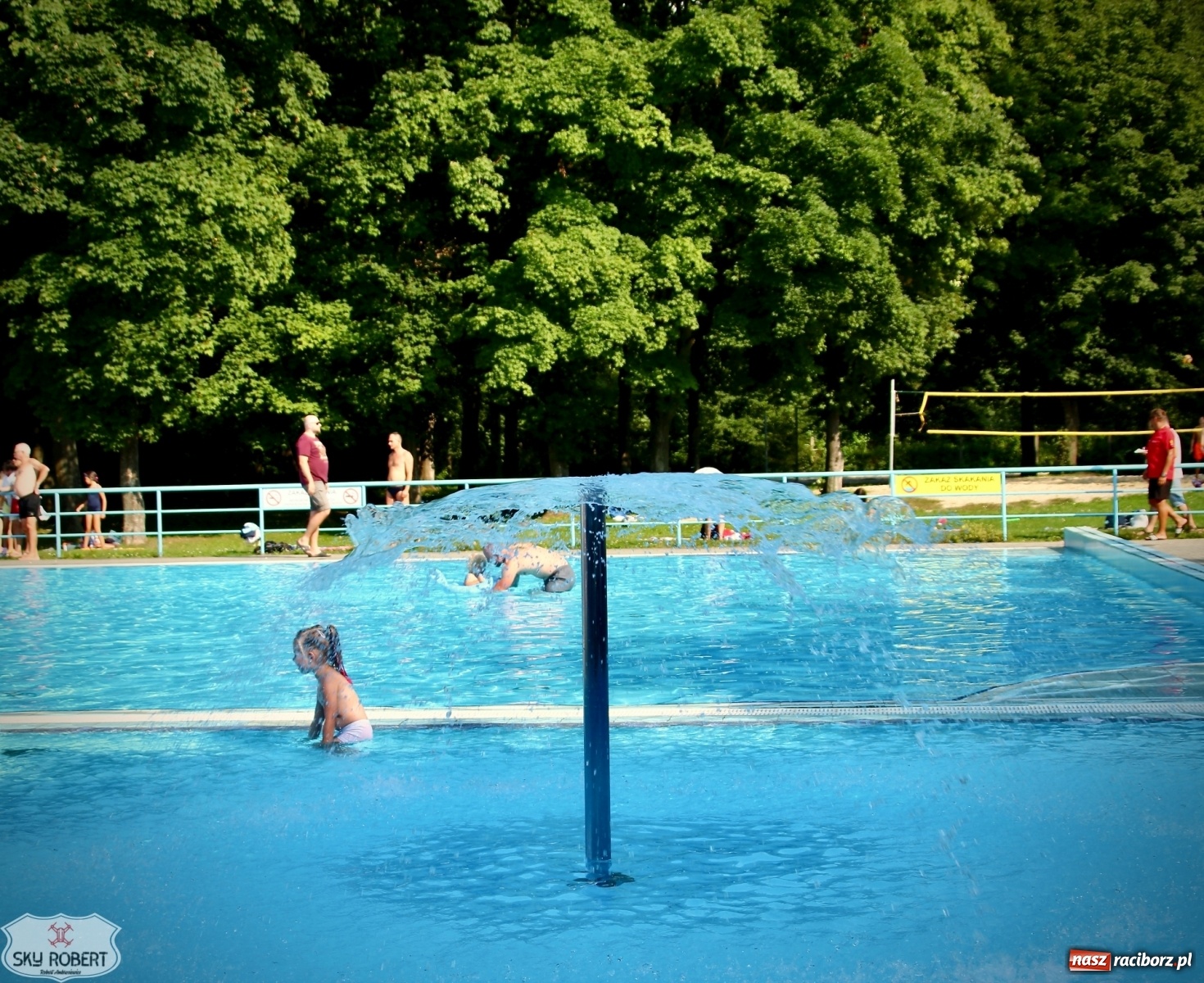 Zdjęcie w galerii na portalu naszraciborz.pl: Basen pod Oborą jak Karaiby wiadomości z regionu