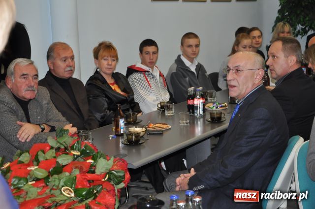 Zdjęcie w galerii na portalu naszraciborz.pl: Prezydent nagradzał, sportowcy upominali wiadomości z regionu