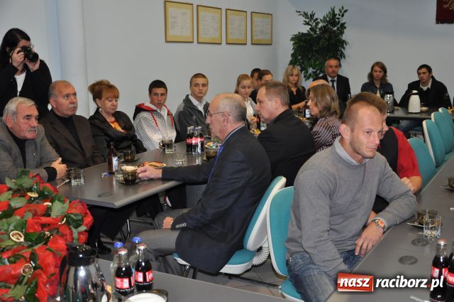 Zdjęcie w galerii na portalu naszraciborz.pl: Prezydent nagradzał, sportowcy upominali wiadomości z regionu