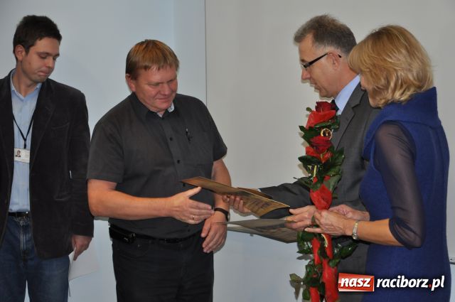 Zdjęcie w galerii na portalu naszraciborz.pl: Prezydent nagradzał, sportowcy upominali wiadomości z regionu