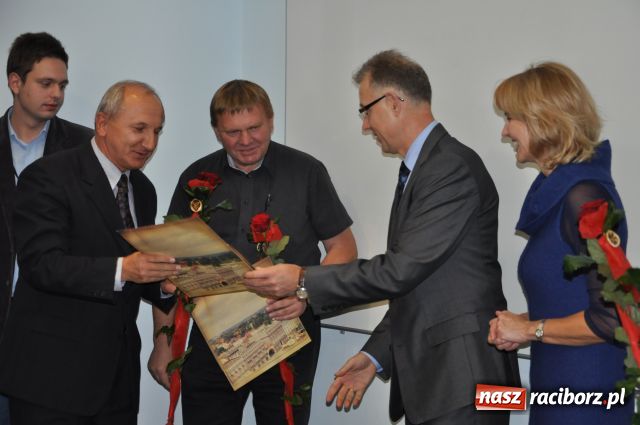 Zdjęcie w galerii na portalu naszraciborz.pl: Prezydent nagradzał, sportowcy upominali wiadomości z regionu