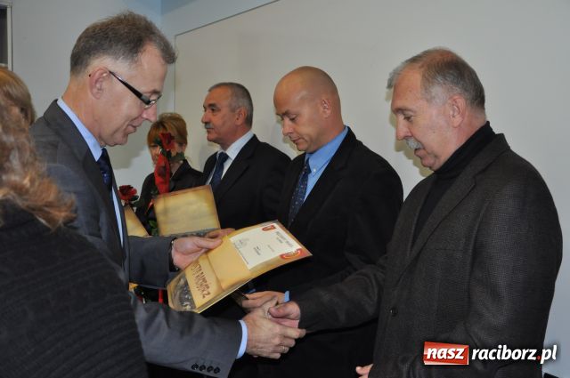 Zdjęcie w galerii na portalu naszraciborz.pl: Prezydent nagradzał, sportowcy upominali wiadomości z regionu