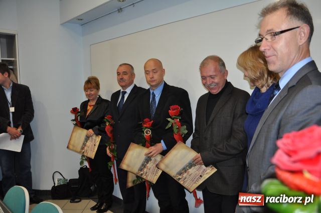 Zdjęcie w galerii na portalu naszraciborz.pl: Prezydent nagradzał, sportowcy upominali wiadomości z regionu