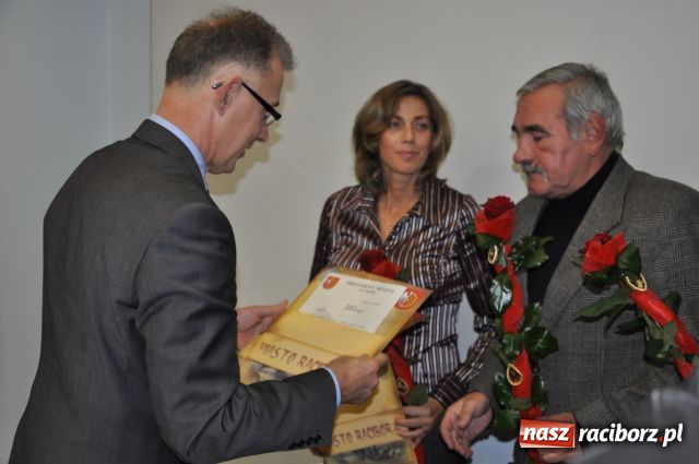 Zdjęcie w galerii na portalu naszraciborz.pl: Prezydent nagradzał, sportowcy upominali wiadomości z regionu